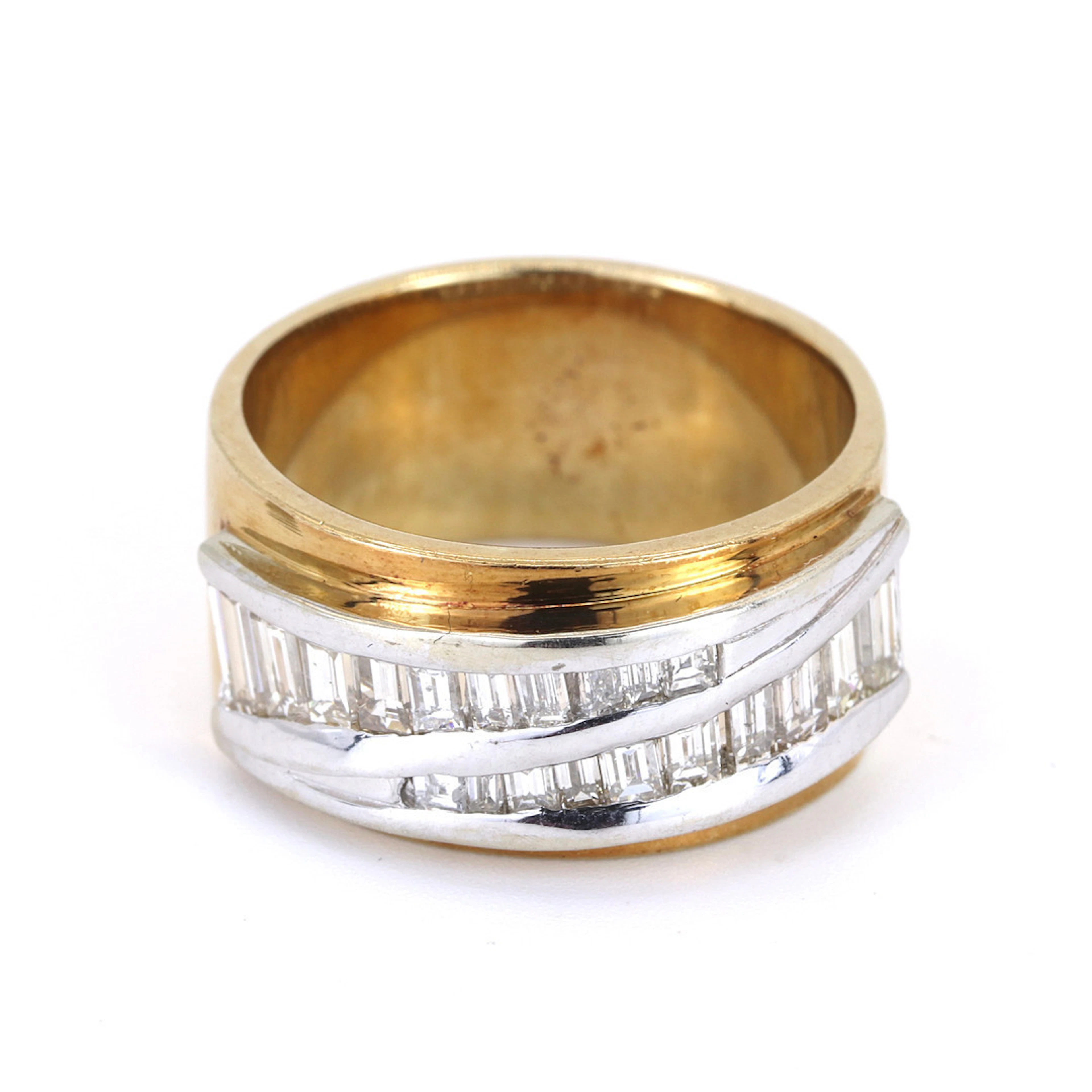 14CT GOLD DIAMOND RING.