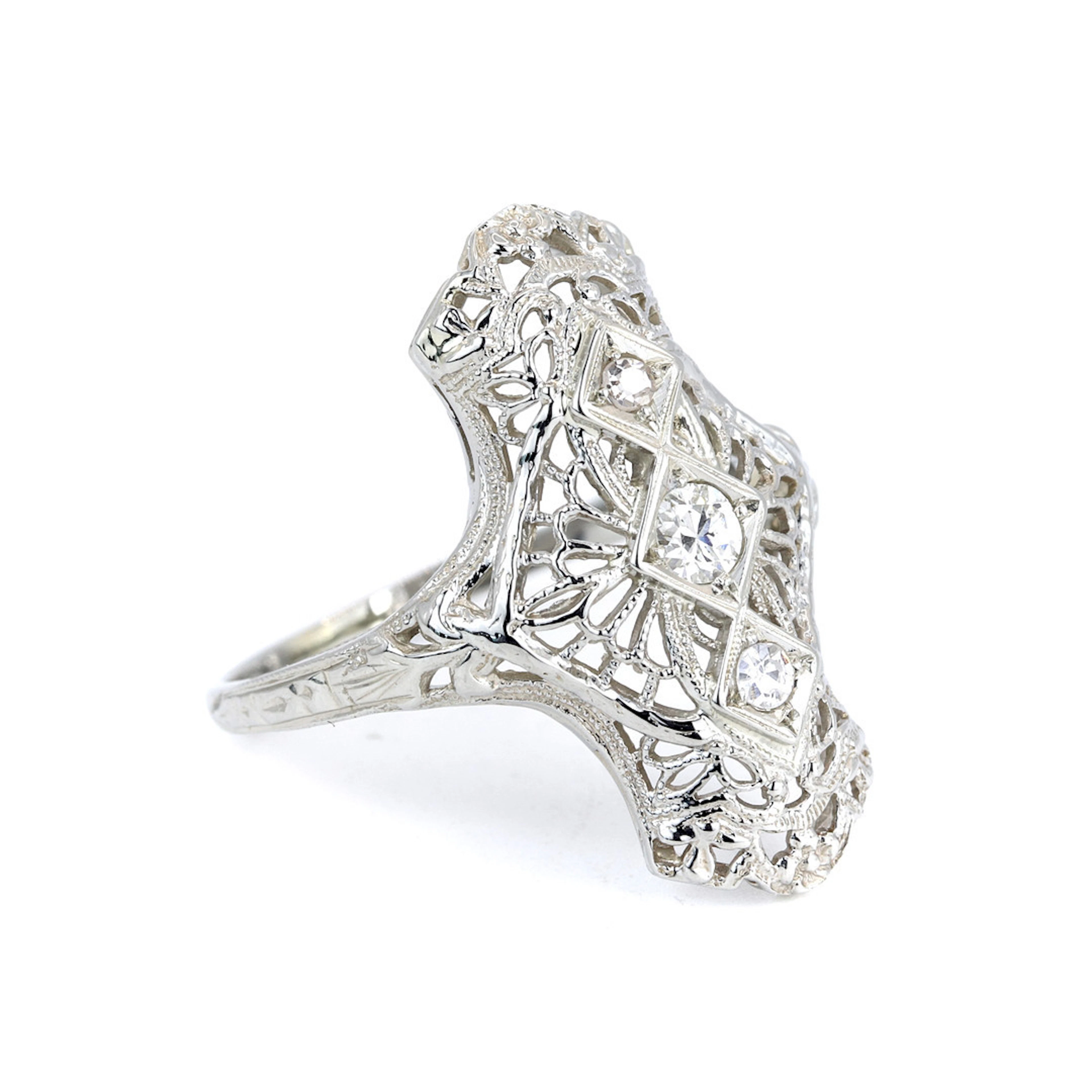 18CT GOLD DIAMOND RING.