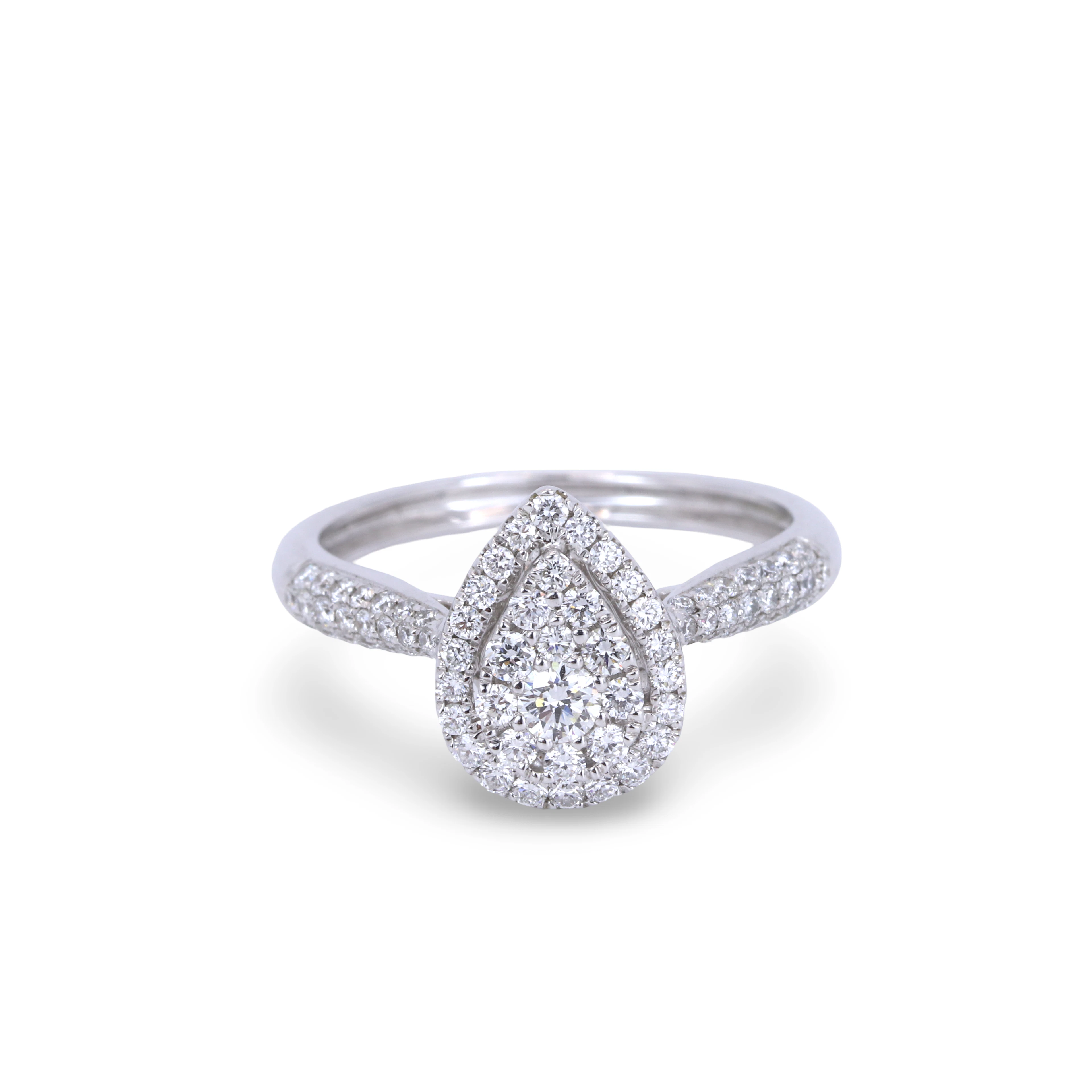 18CT GOLD DIAMOND CLUSTER RING.