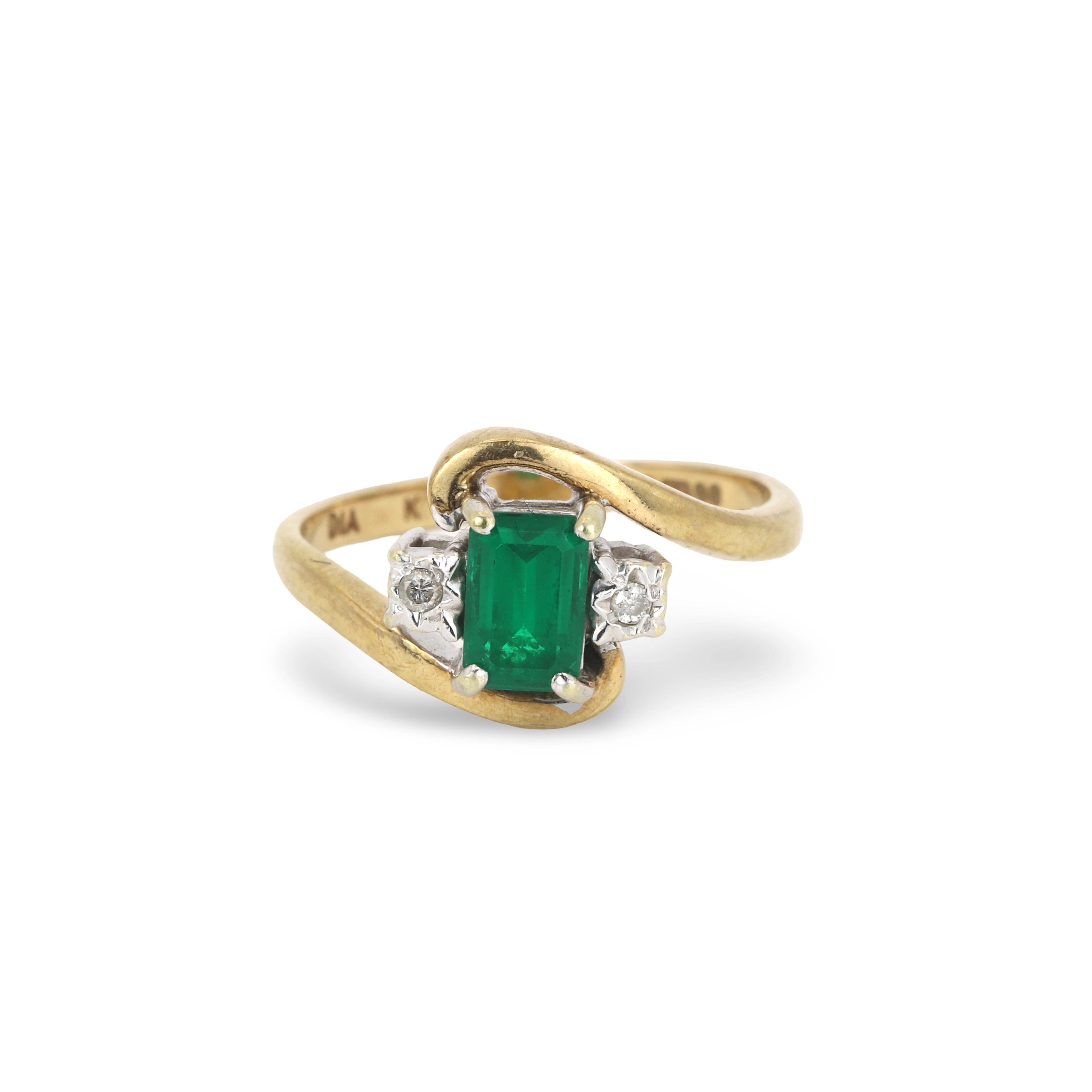 9CT GOLD EMERALD & DIAMOND RING.