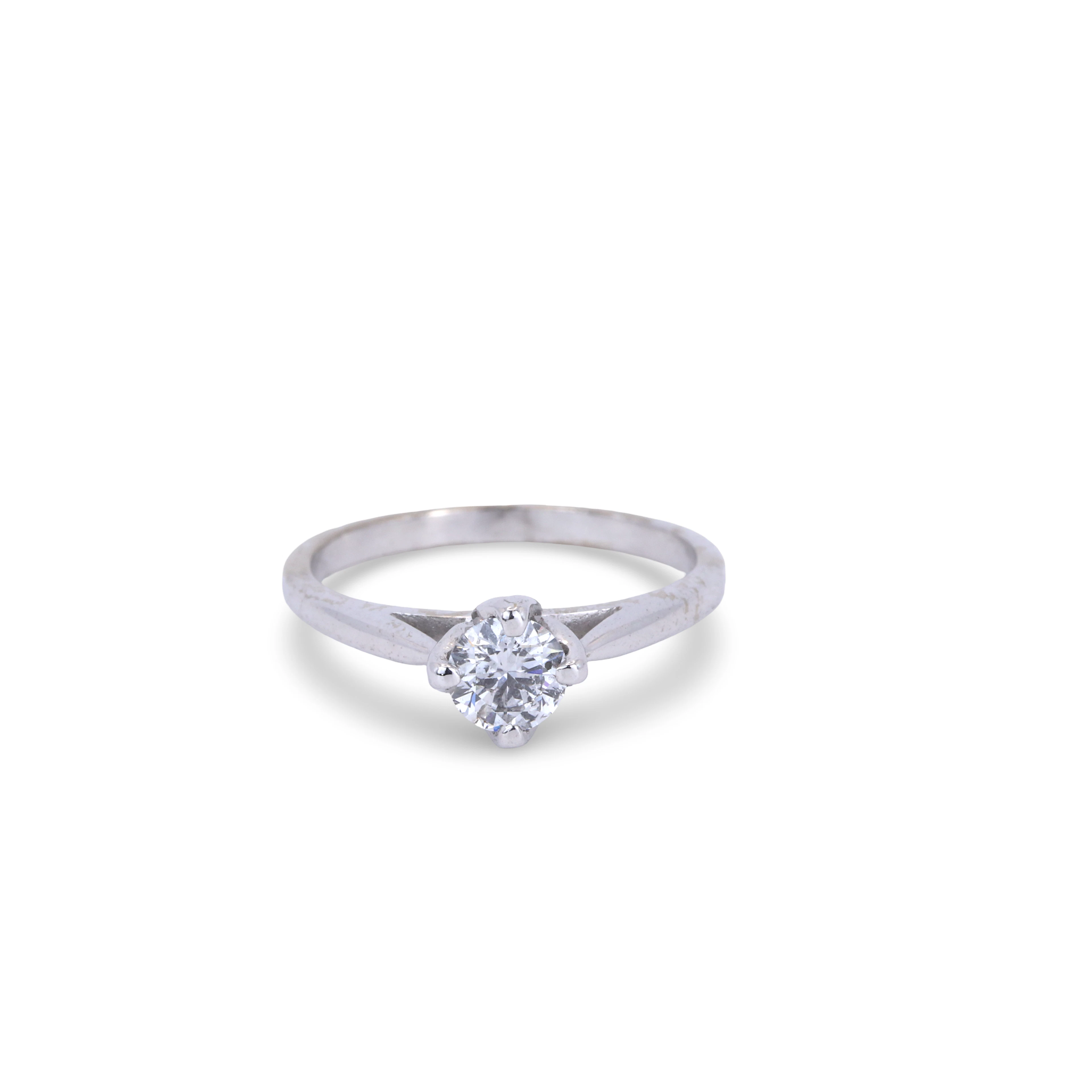 18CT GOLD DIAMOND SOLITAIRE RING.