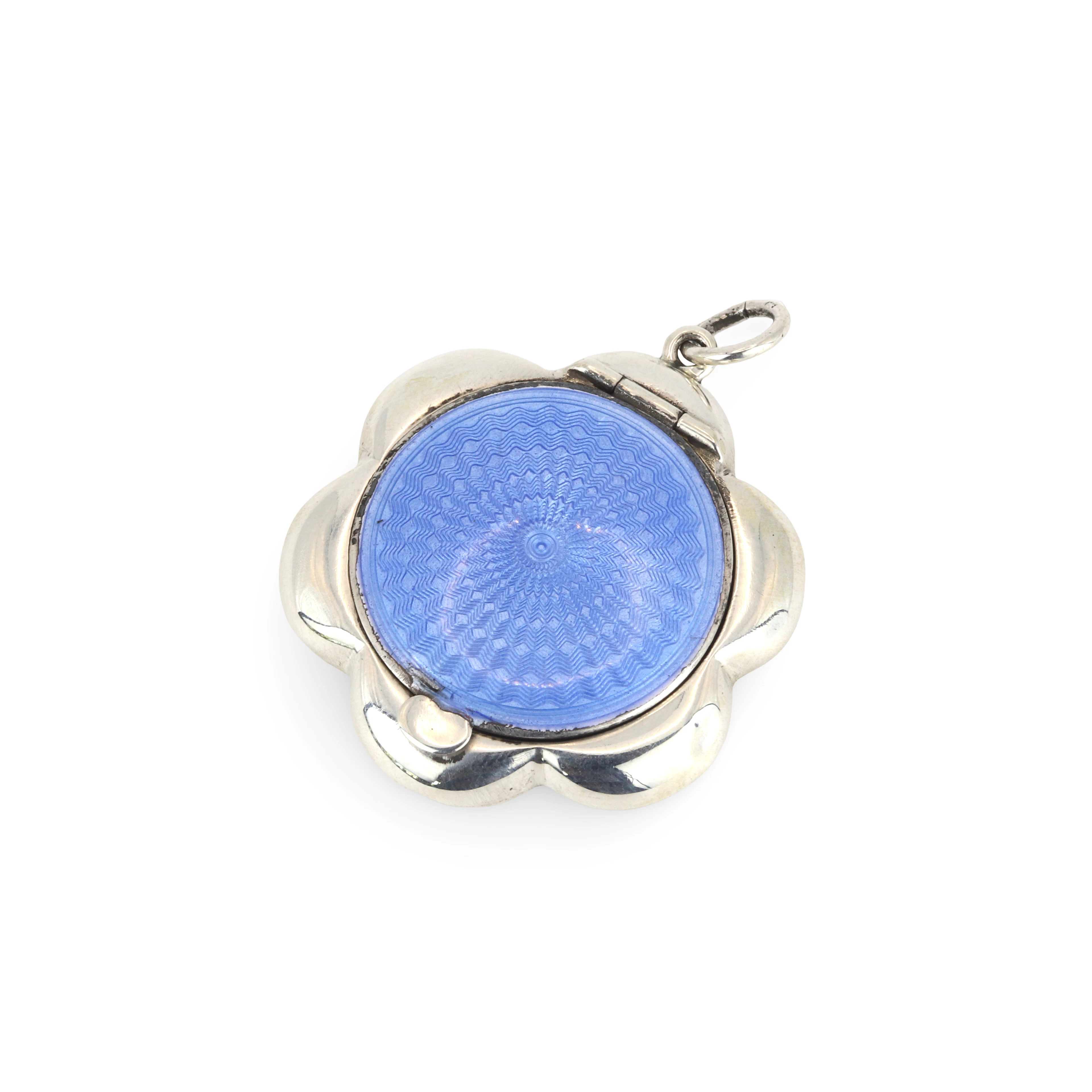 SILVER COMPACT PENDANT.