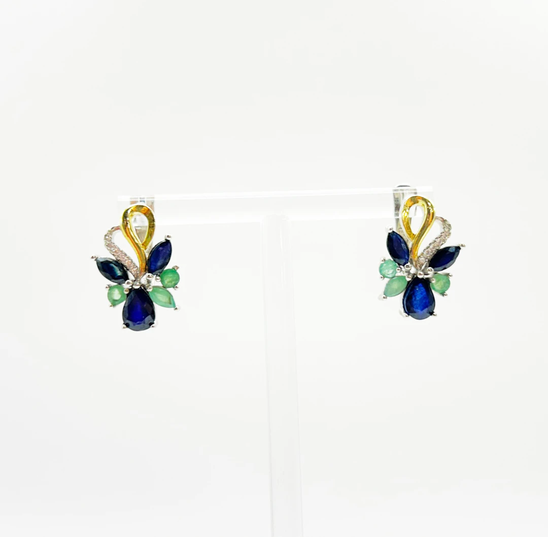SILVER SAPPHIRE AND EMERALD EARRINGS.