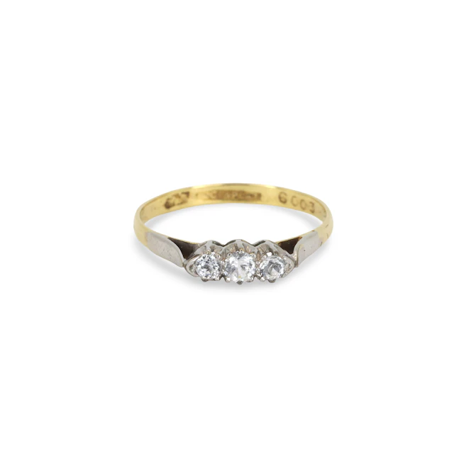 18CT GOLD DIAMOND RING.