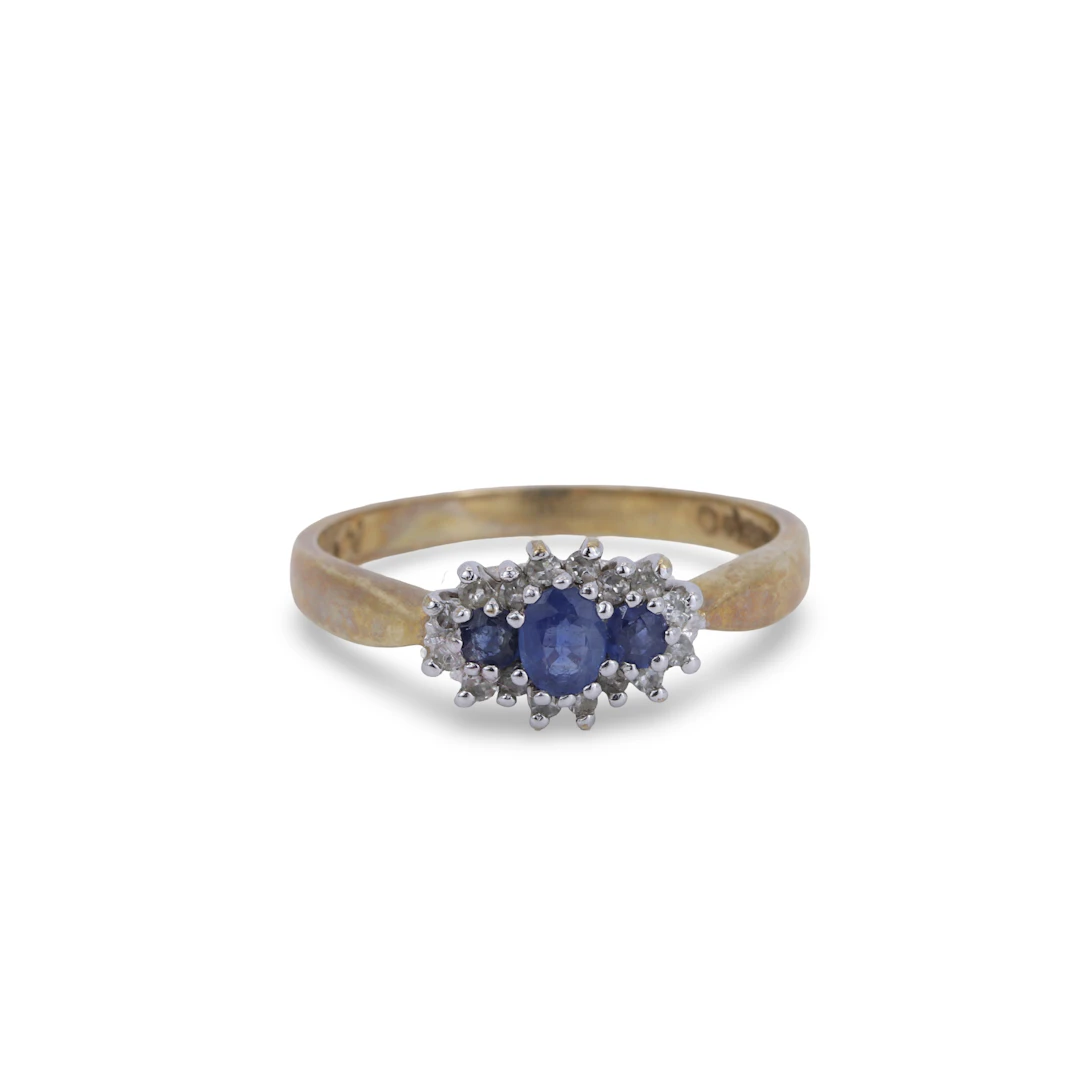 SAPPHIRE AND DIAMOND CLUSTER RING.