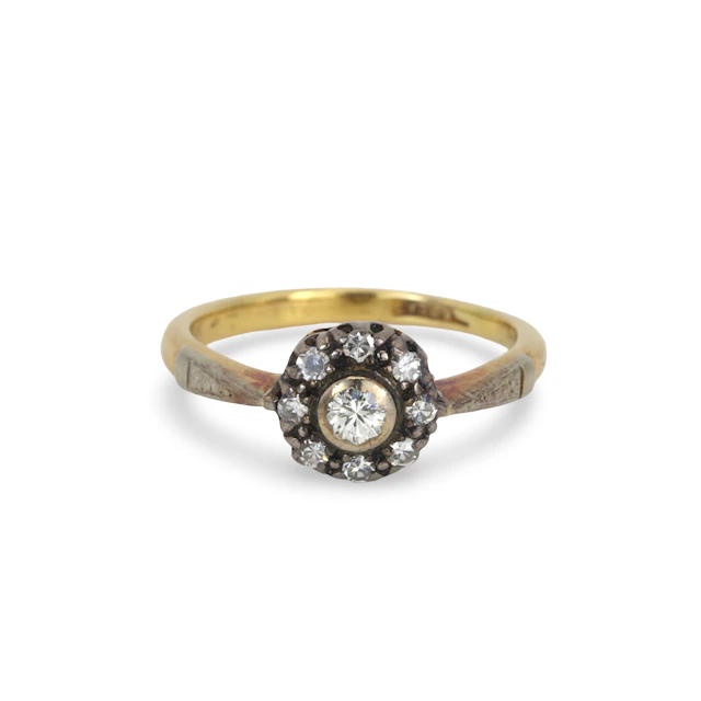 18CT GOLD DIAMOND CLUSTER RING.