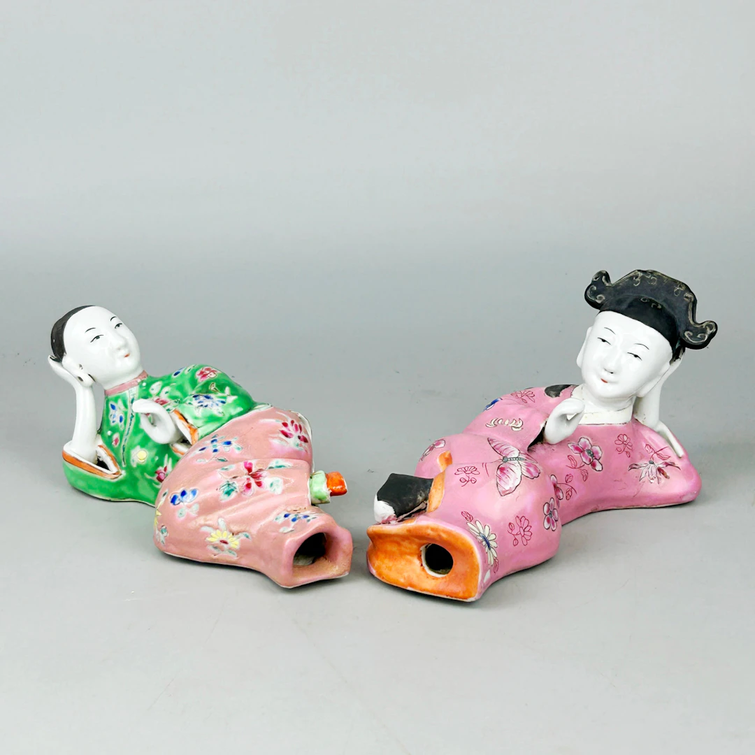 CHINESE PORCELAIN SNUFF BOTTLES.