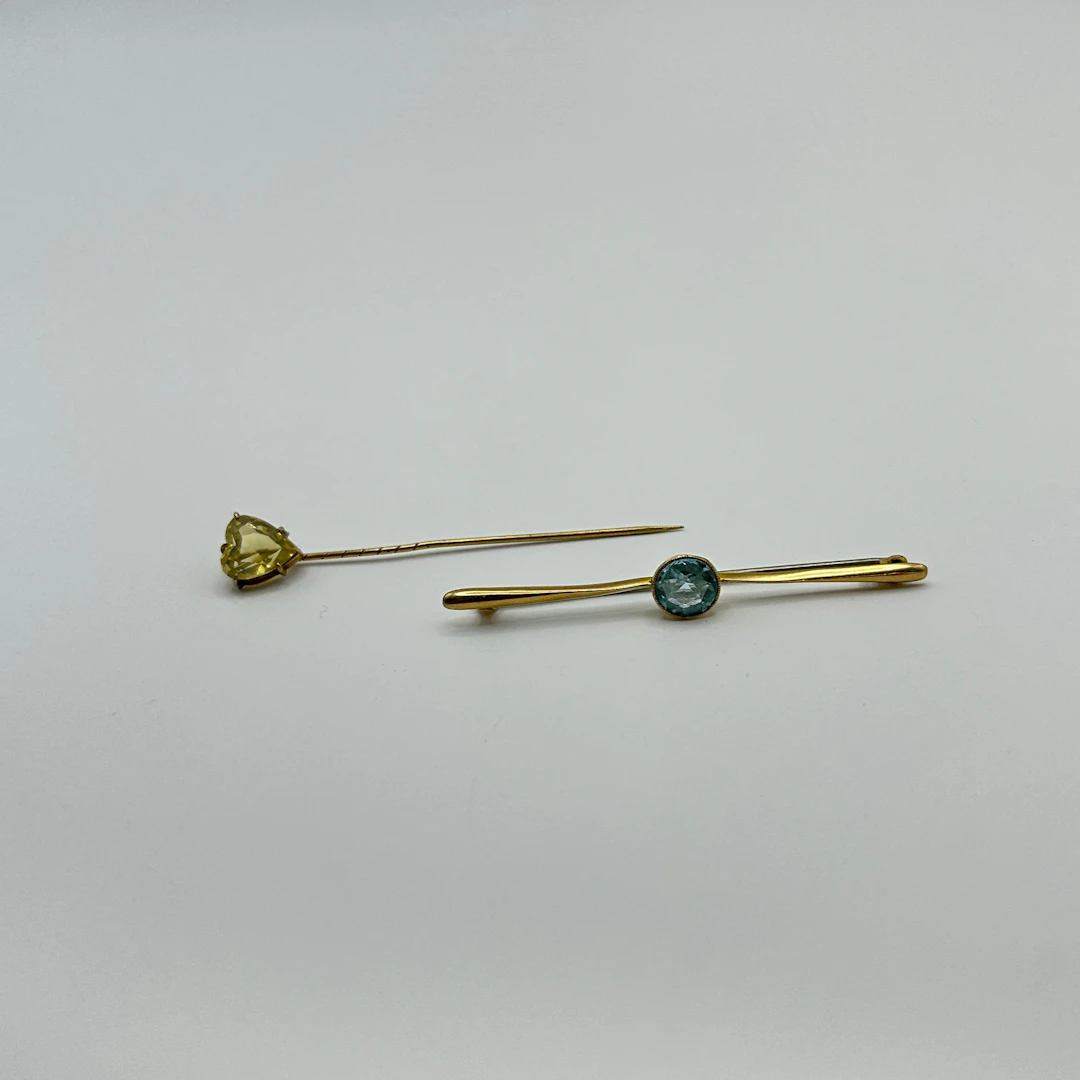 9CT YELLOW GOLD BROOCH & STICK PIN.