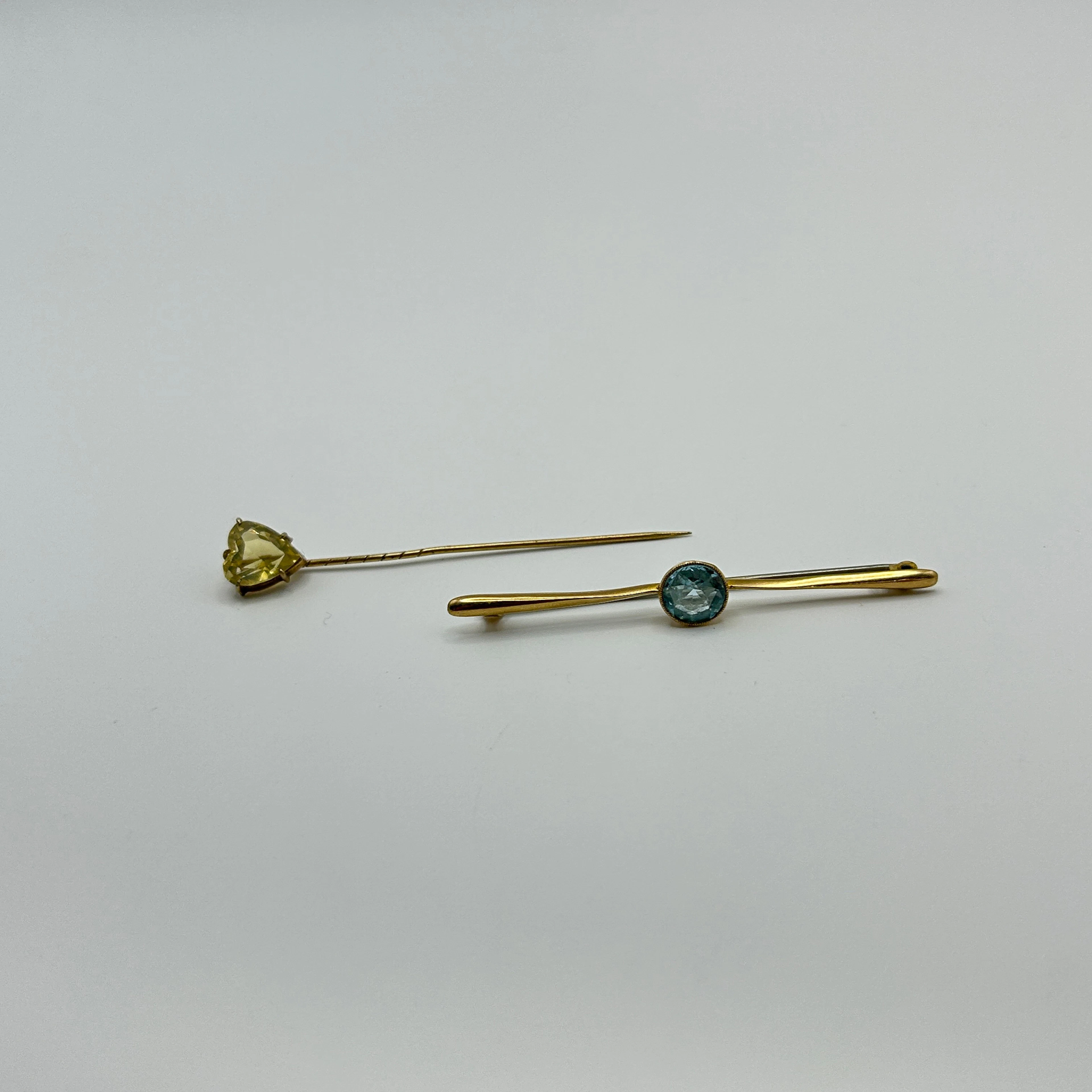9CT YELLOW GOLD BROOCH & STICK PIN.