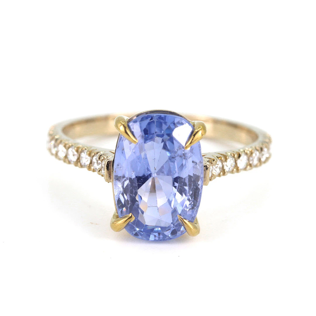 18CT GOLD SAPPHIRE (6CT) & DIAMOND RING.
