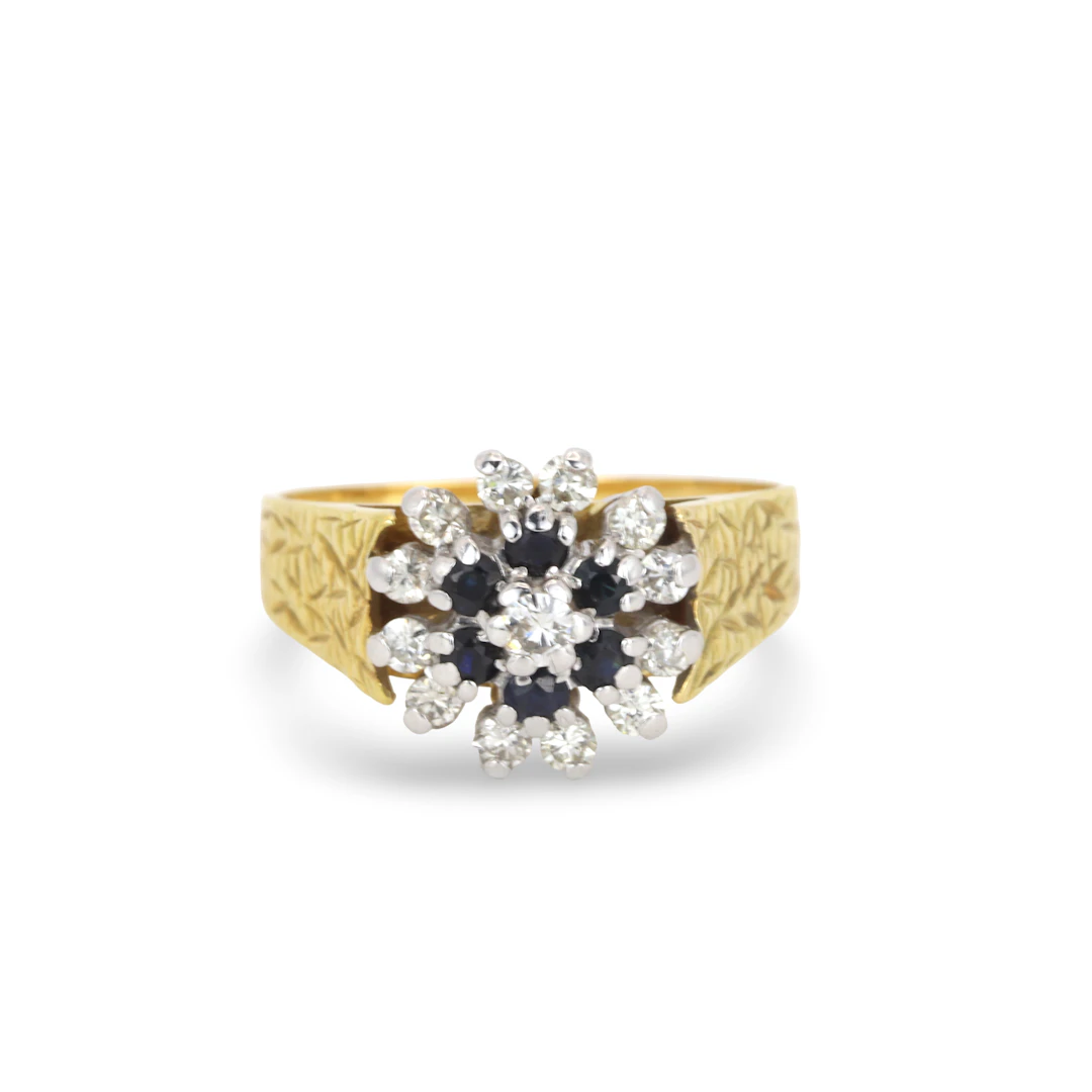 18CT GOLD SAPPHIRE NAD DIAMOND RING.