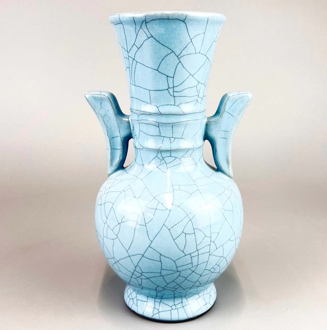 CHINESE CRACKLE GLAZED VASE.