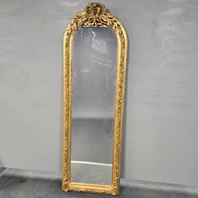 ORNATE GILT ARCH MIRROR.