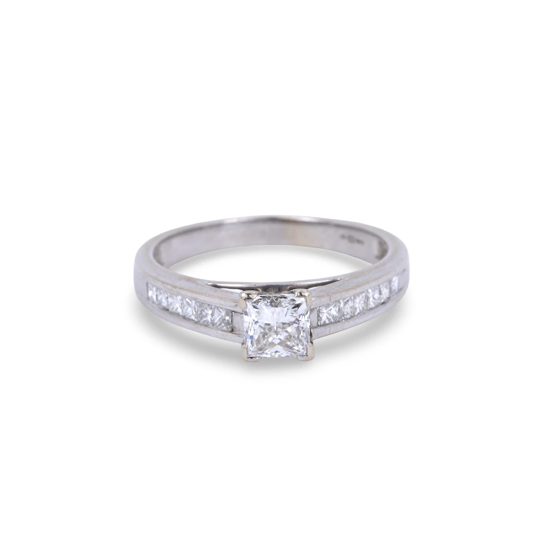 18CT GOLD DIAMOND SOLITAIRE RING.