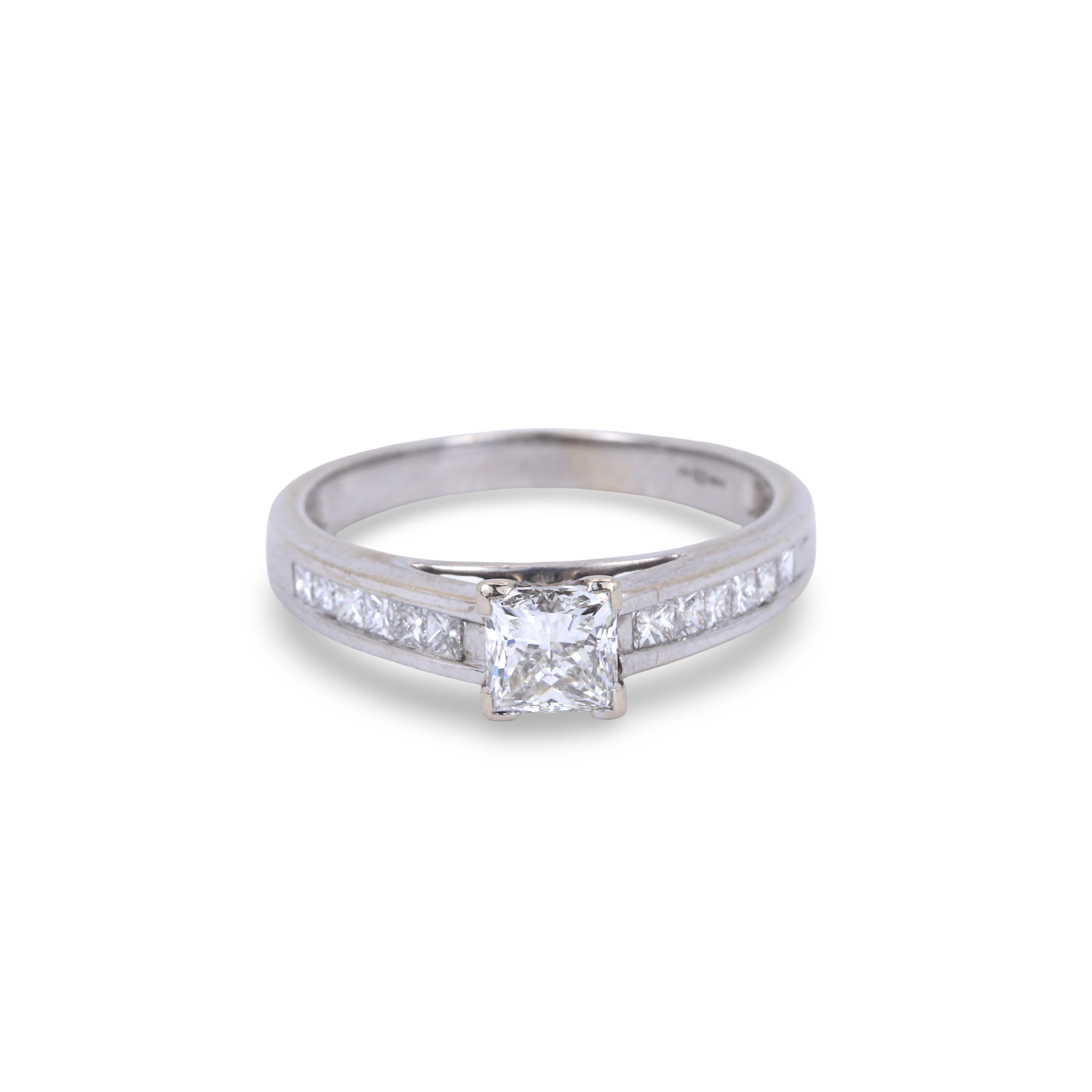 18CT GOLD DIAMOND SOLITAIRE RING.
