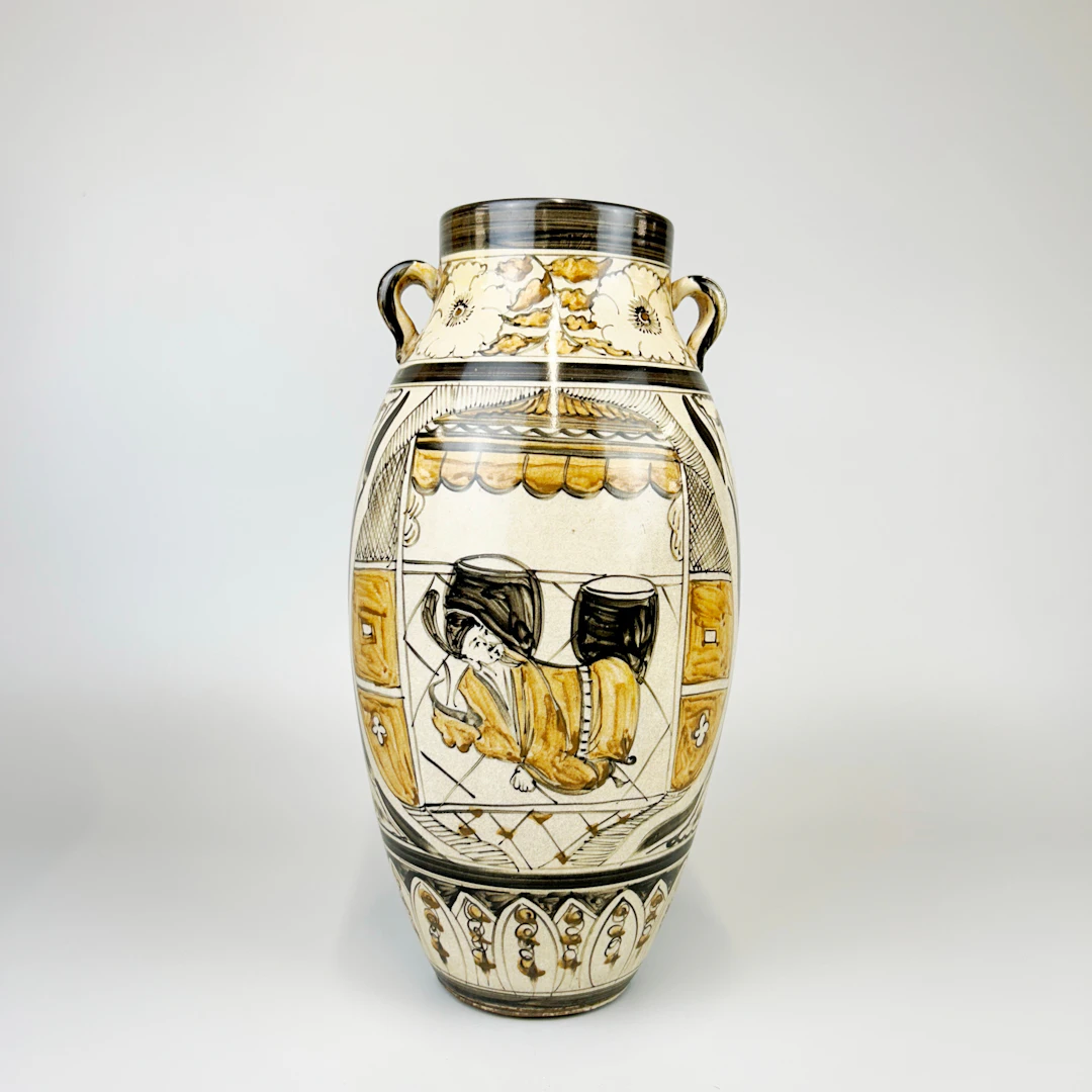 CHINESE POTTERY VASE.