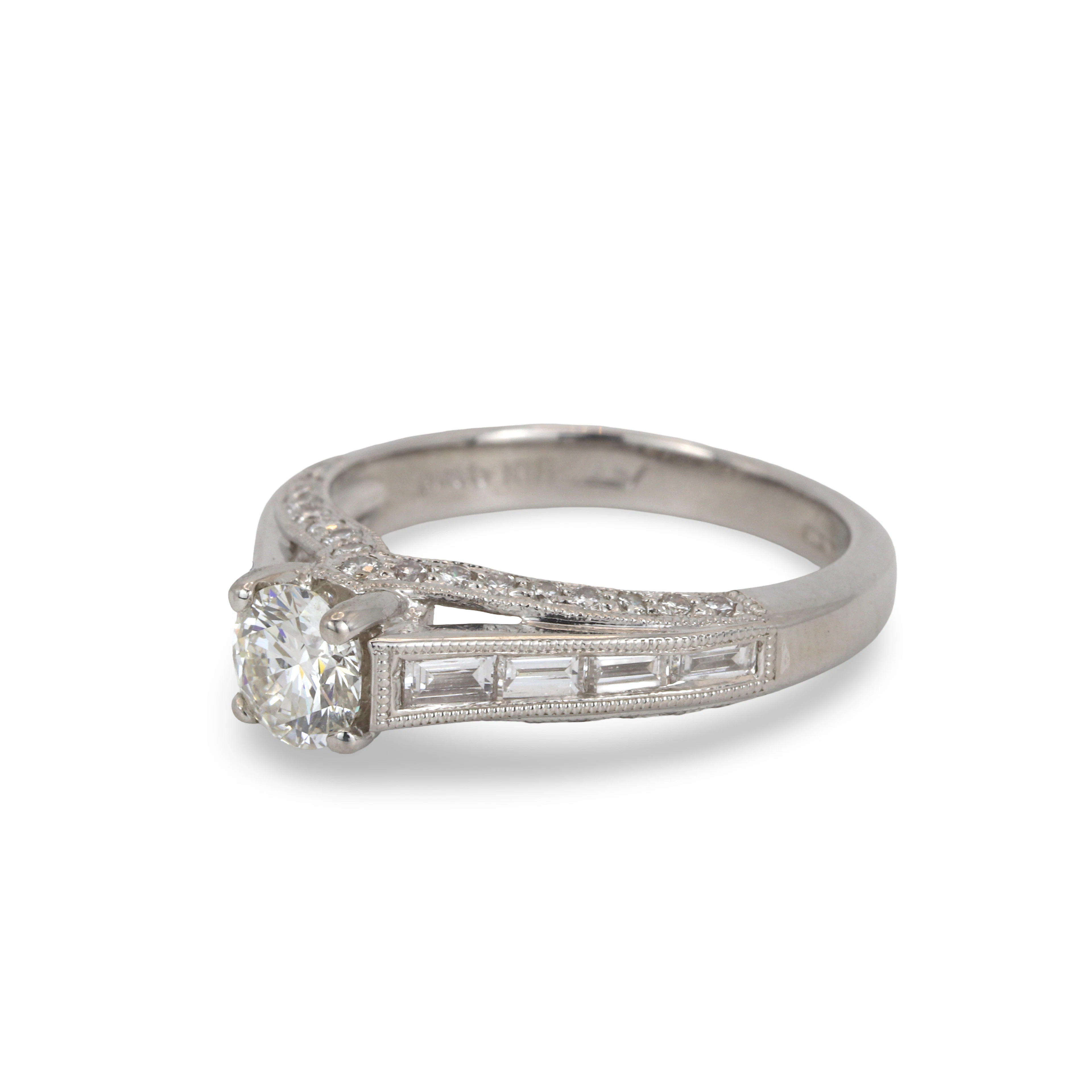 18CT GOLD DIAMOND SOLITAIRE RING.