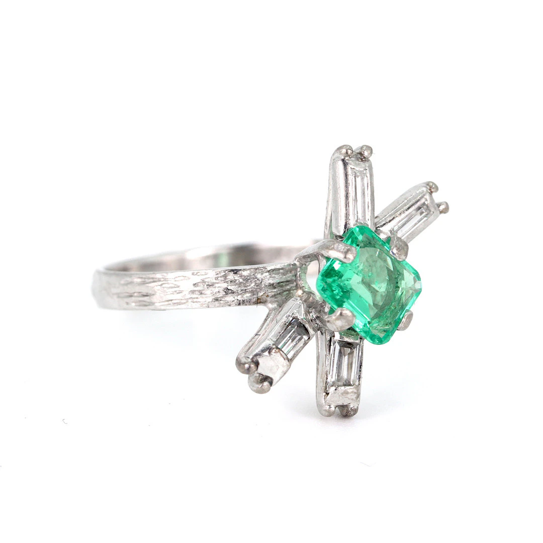 PLATINUM DIAMOND & EMERALD RING.