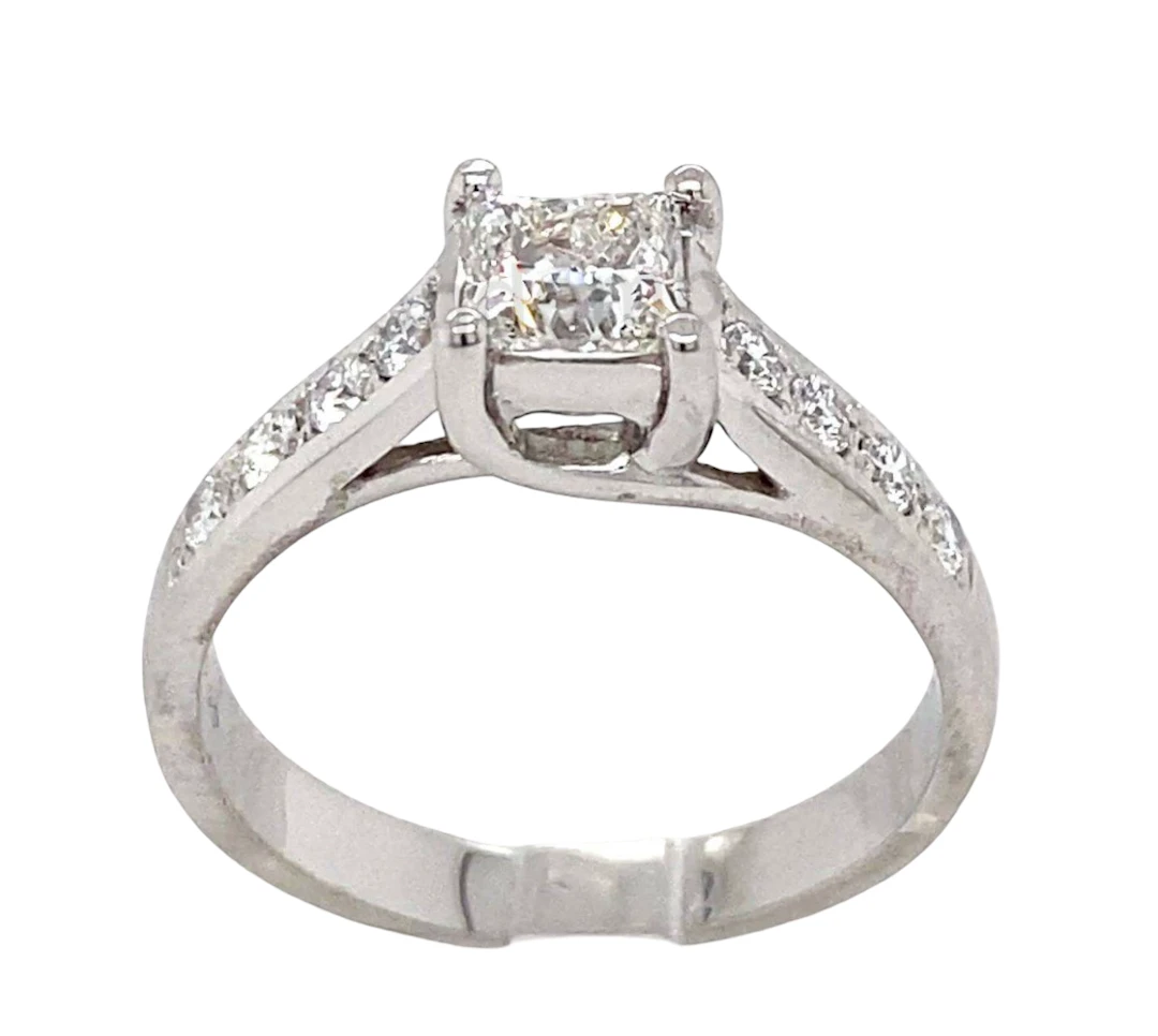 PLATINUM DIAMOND RING.