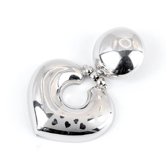 18CT WHITE GOLD PENDANT.