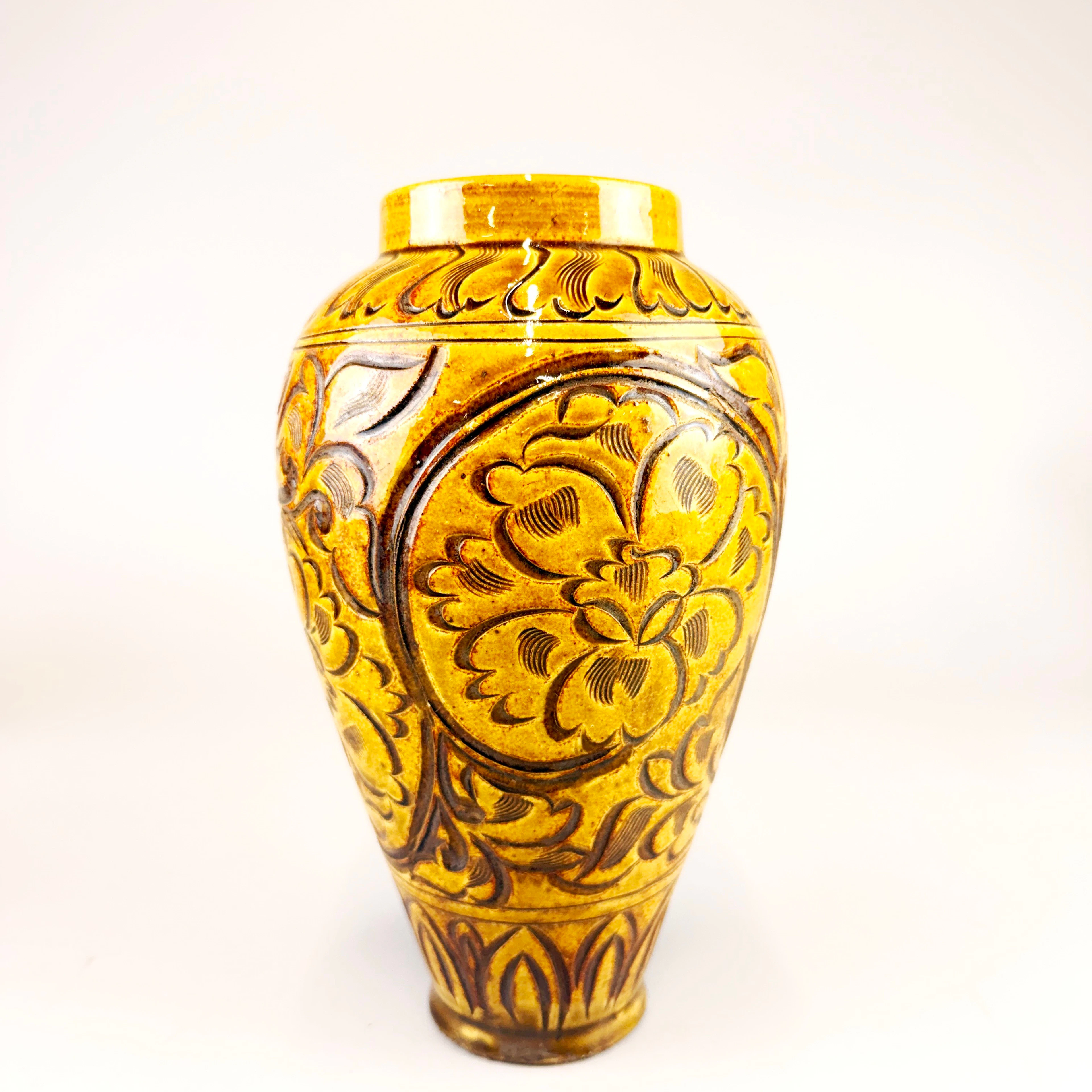 CHINESE POTTERY VASE.
