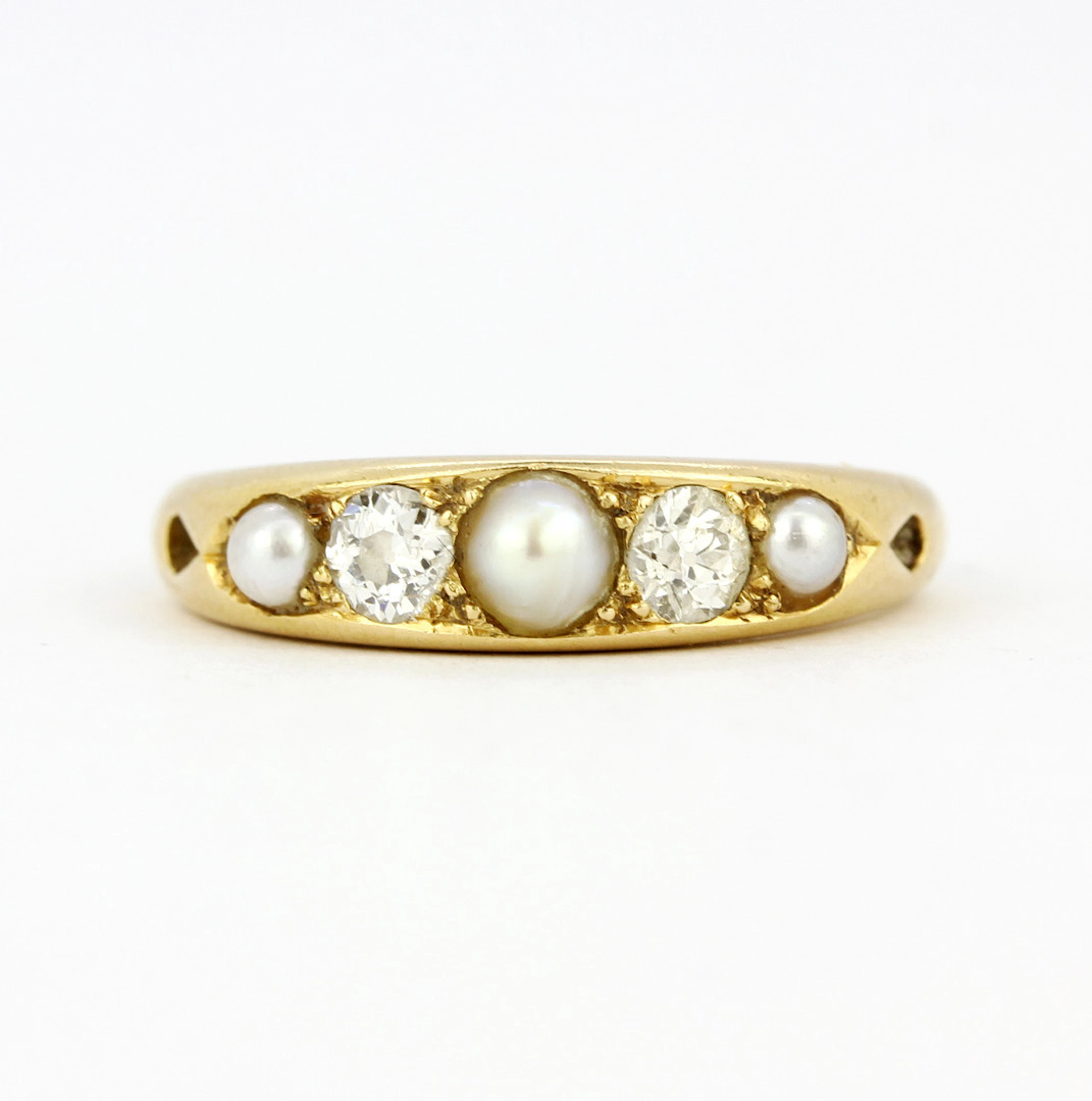 VICTORIAN DIAMOND & PEARL GOLD RING.