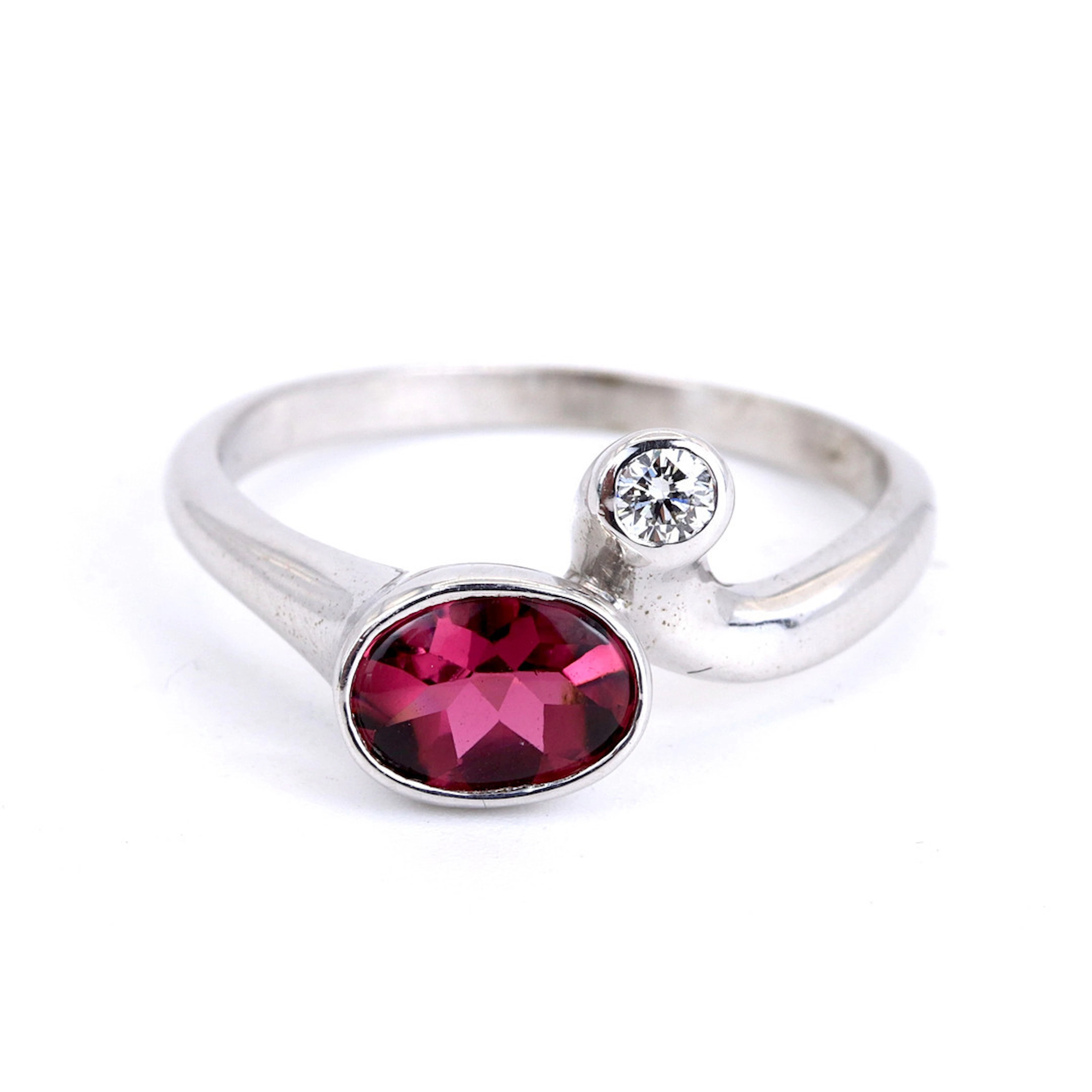 9CT WHITE GOLD GARNET & DIAMOND RING.