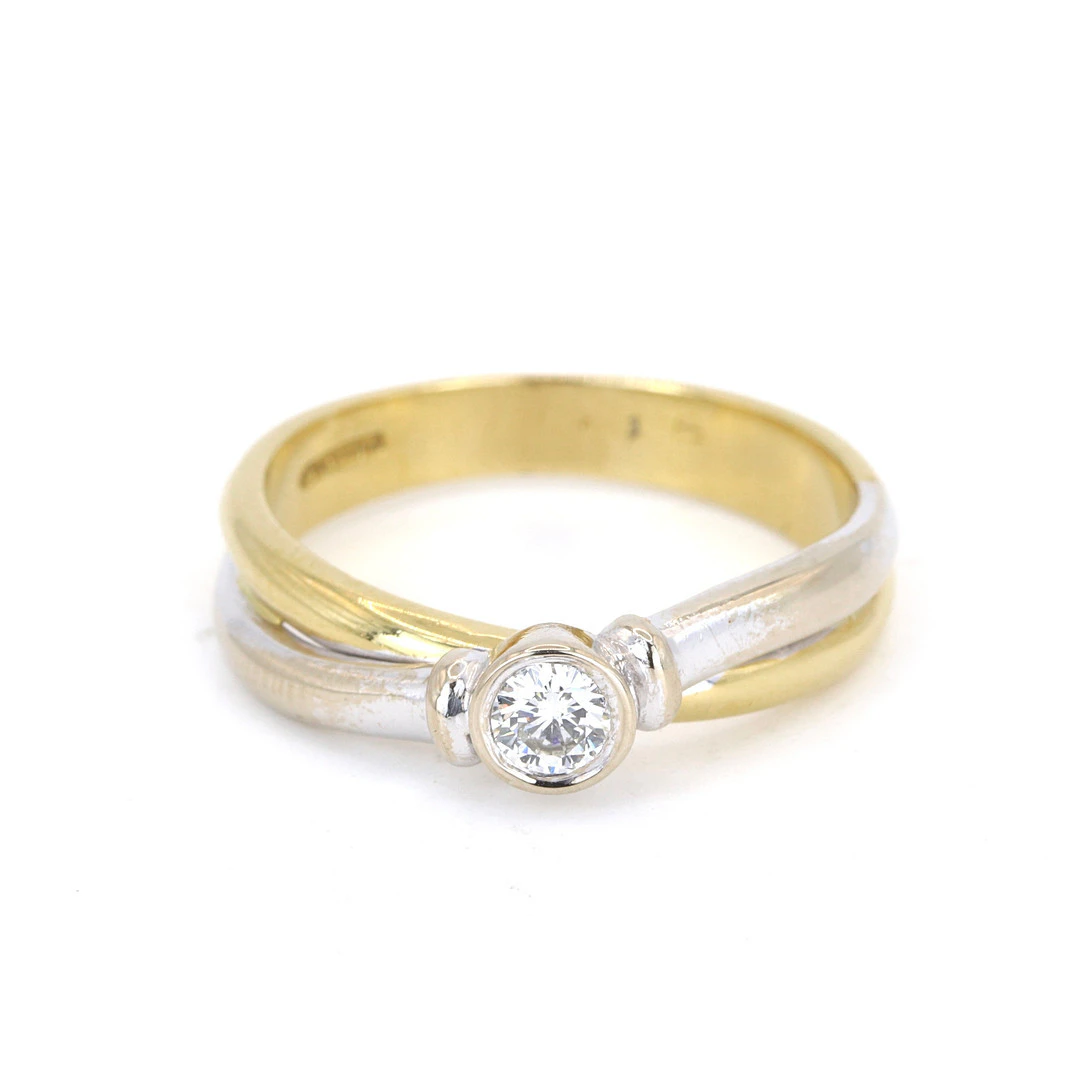 18CT GOLD DIAMOND SOLITAIRE RING.