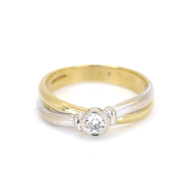 18CT GOLD DIAMOND SOLITAIRE RING.