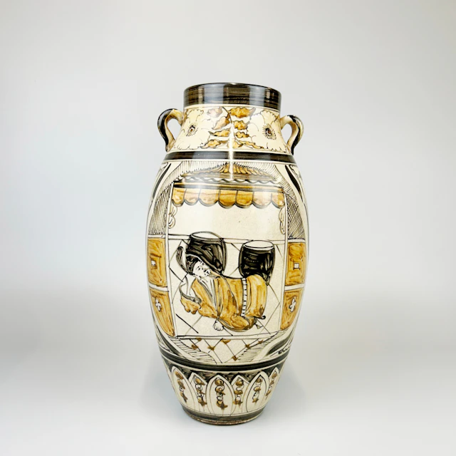 CHINESE POTTERY VASE.