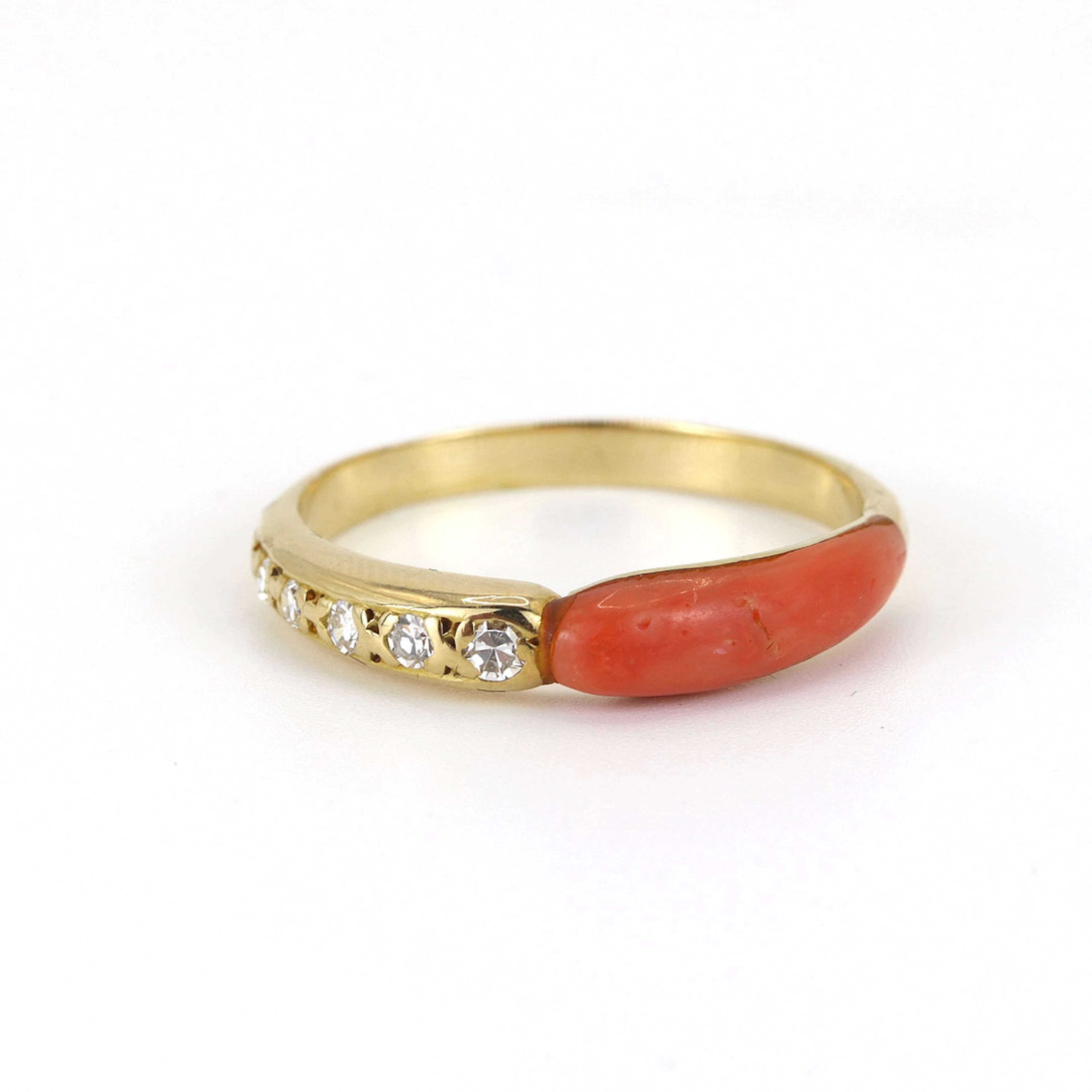 18CT GOLD CORAL & DIAMOND RING.