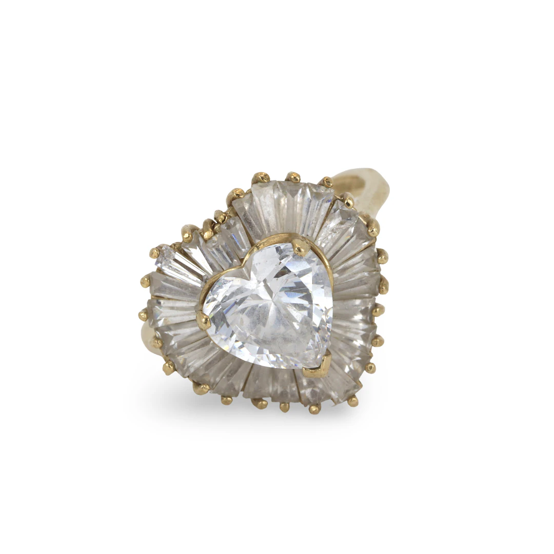 9CT GOLD HEART DESIGN RING.