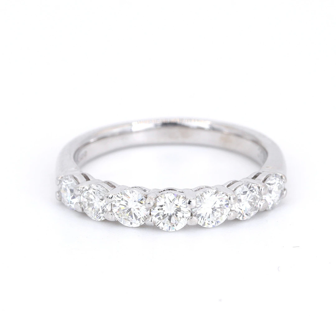 18CT 0.95CT DIAMOND HALF ETERNITY RING.