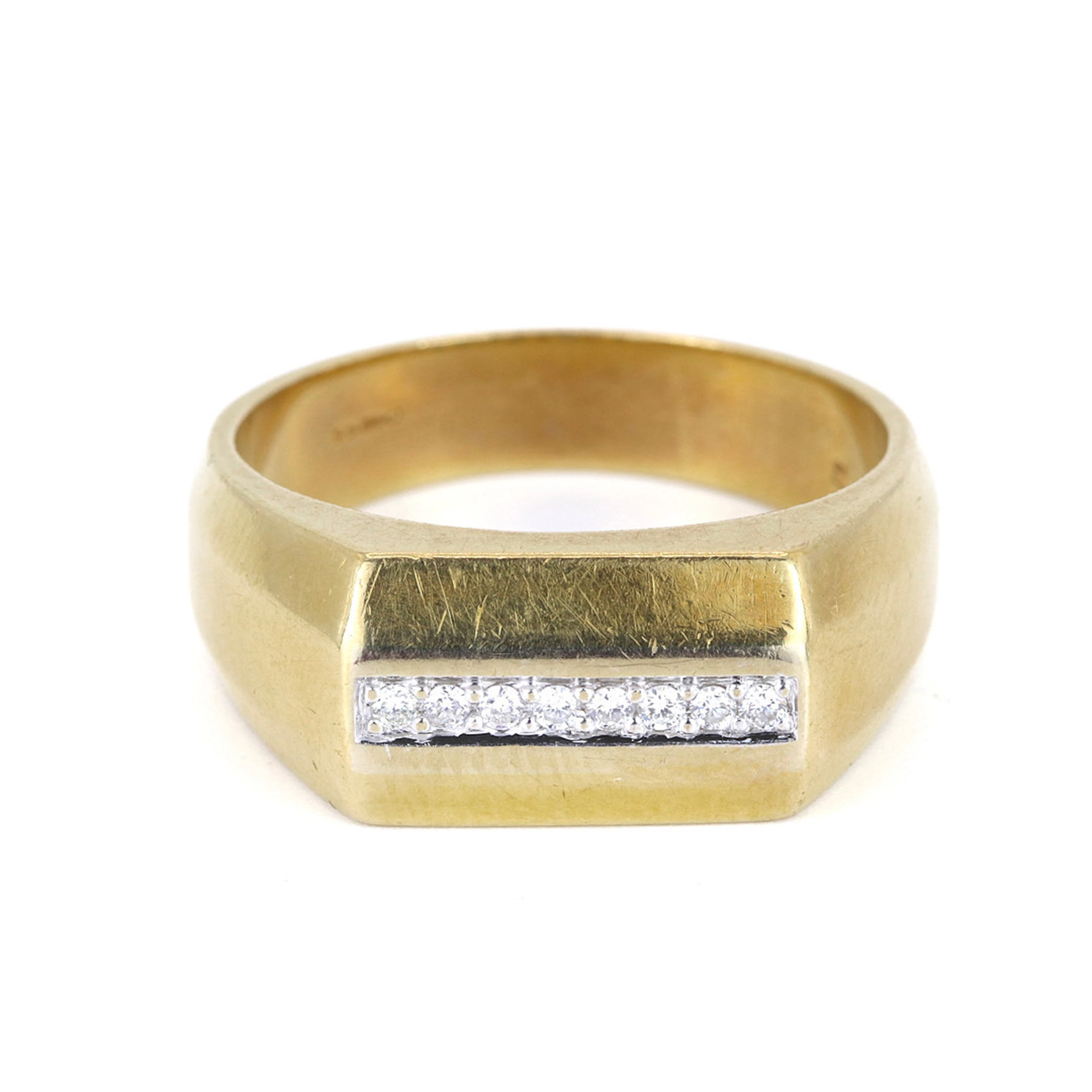 18CT GOLD DIAMOND RING.
