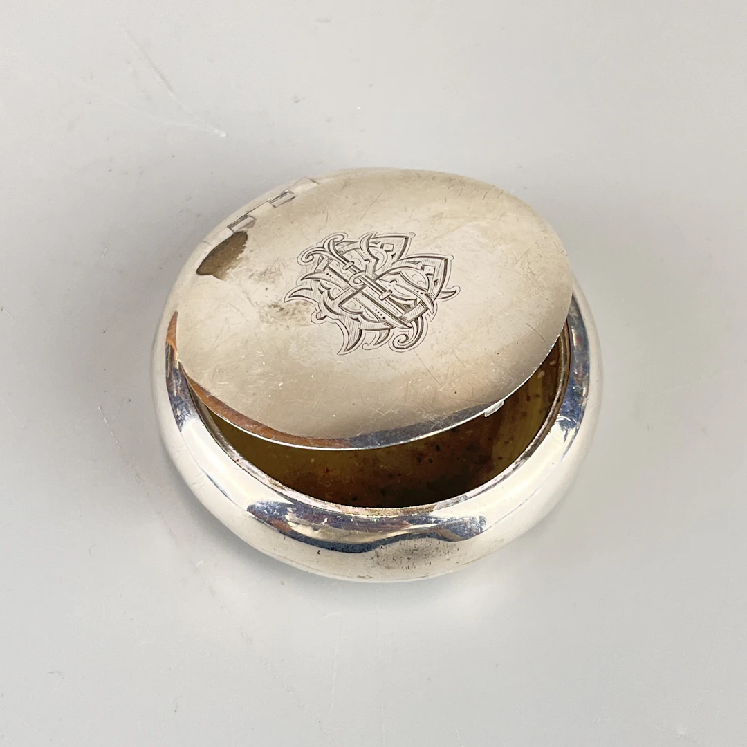 HALLMARKED SILVER SNUFF BOX.