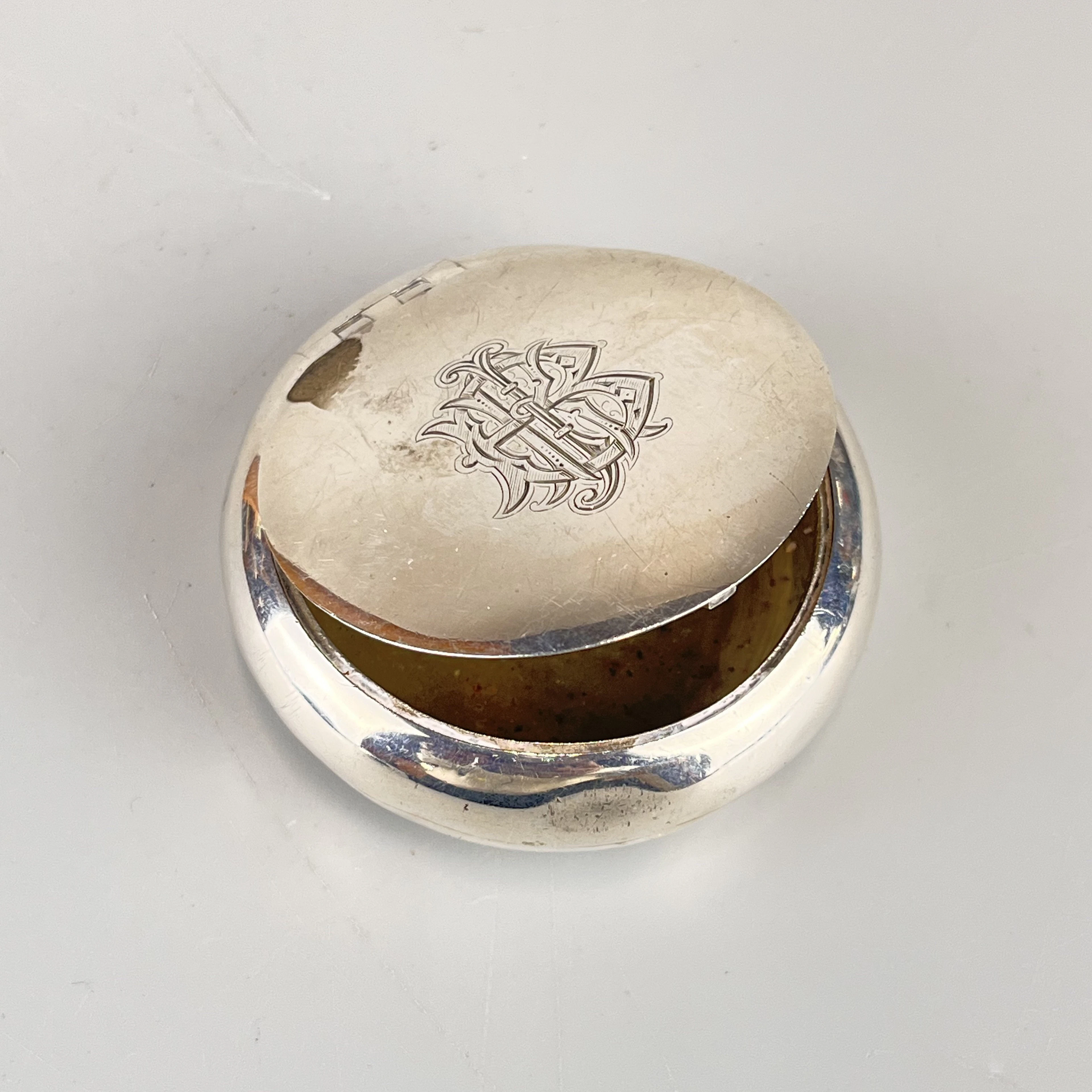 HALLMARKED SILVER SNUFF BOX.