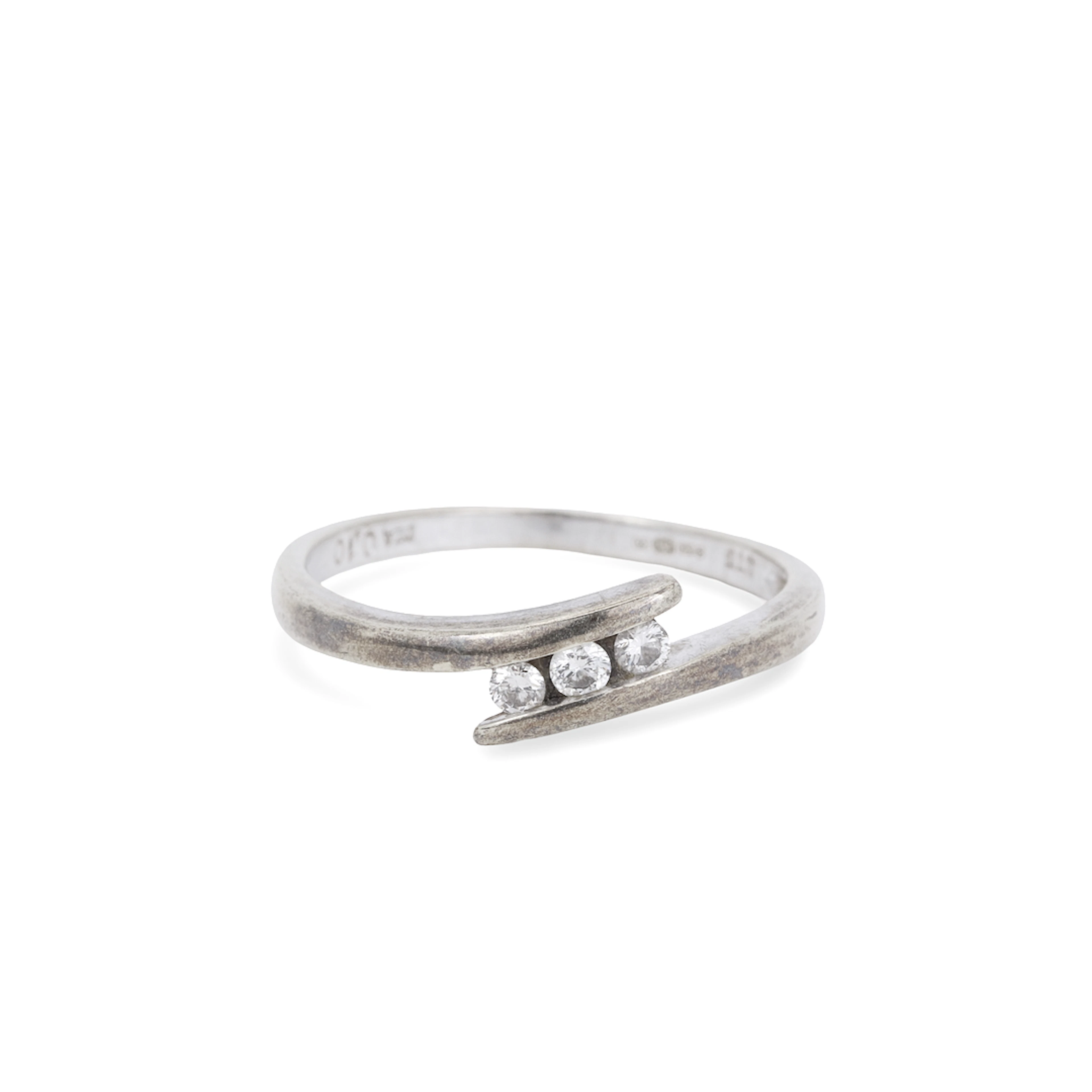9CT DIAMOND CROSSOVER RING.