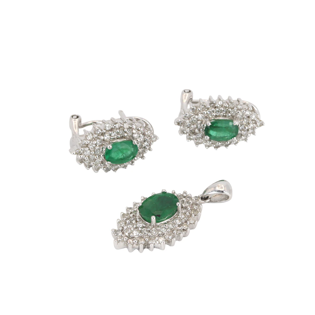 18CT WHITE GOLD DIA AND EMERALD PENDANT AND EARRINGS.