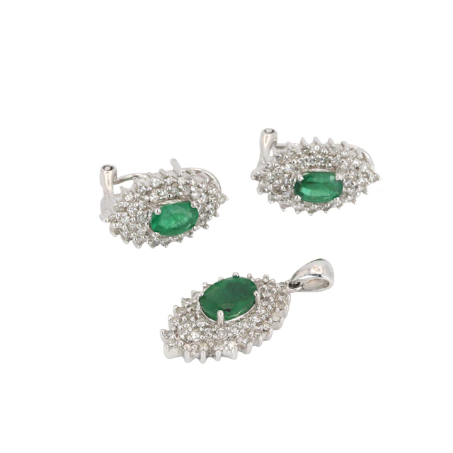 18CT WHITE GOLD DIA AND EMERALD PENDANT AND EARRINGS.