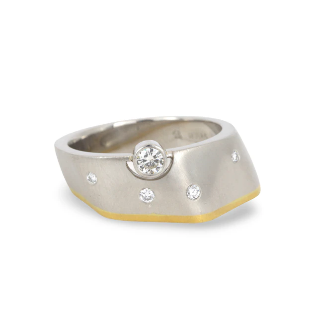 PLATINUM & 14CT GOLD DIAMOND RING.