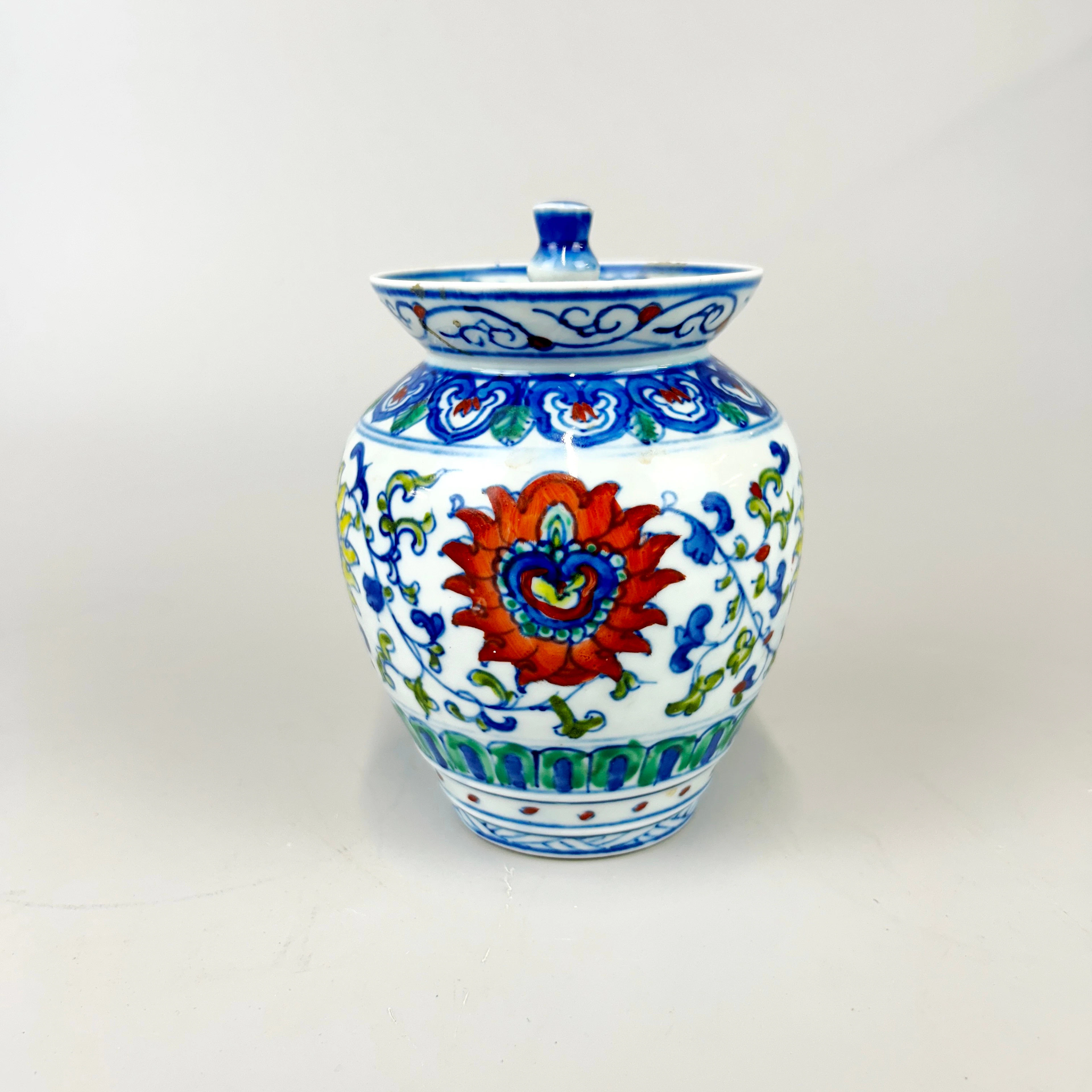 CHINESE WUCAI STYLE VASE.