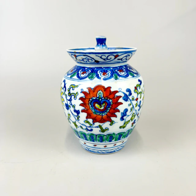 CHINESE WUCAI STYLE VASE.