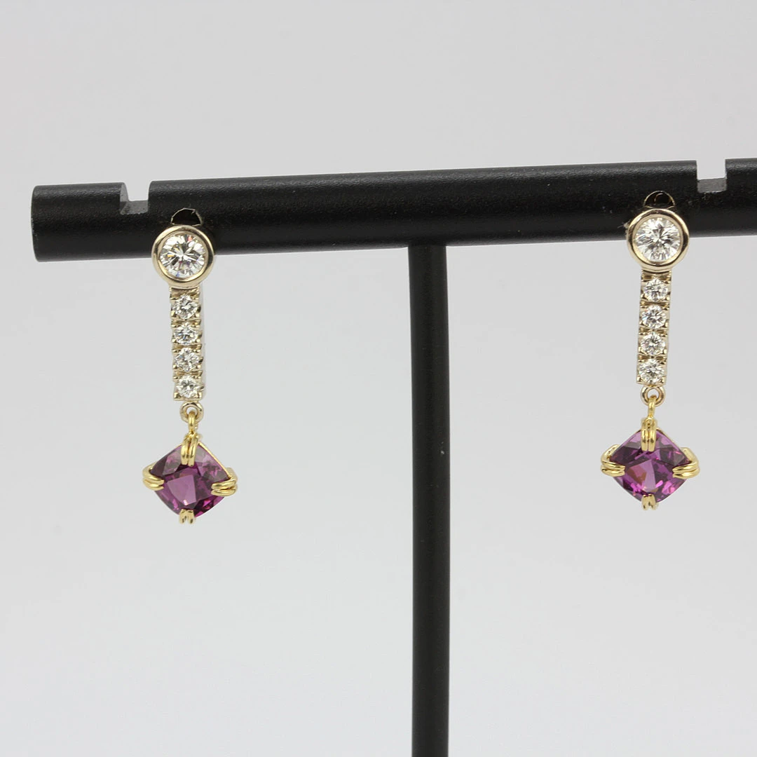 18CT GOLD DIAMOND & GARNET EARRINGS.