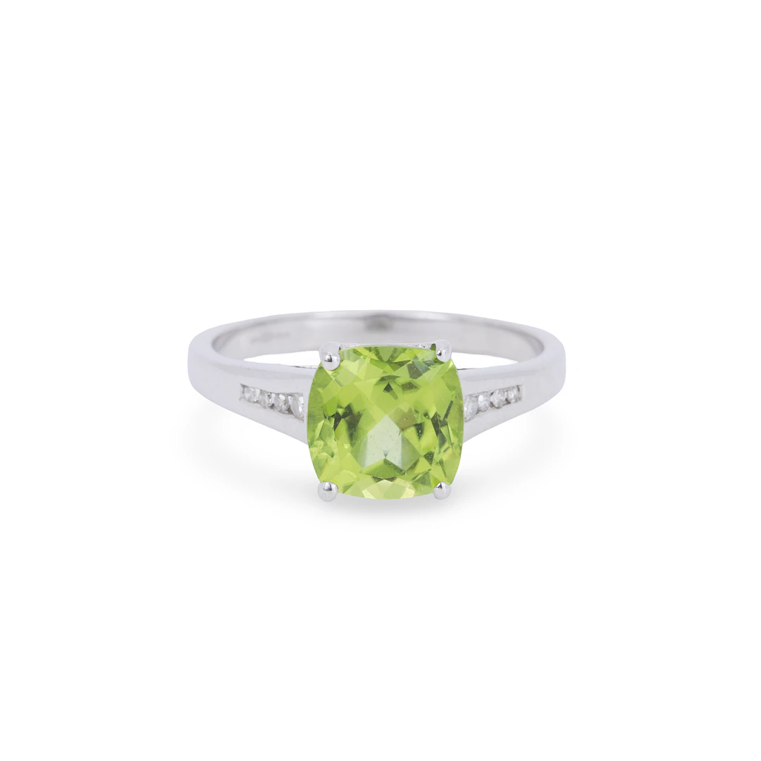 9CT GOLD PERIDOT AND DIAMOND RING.