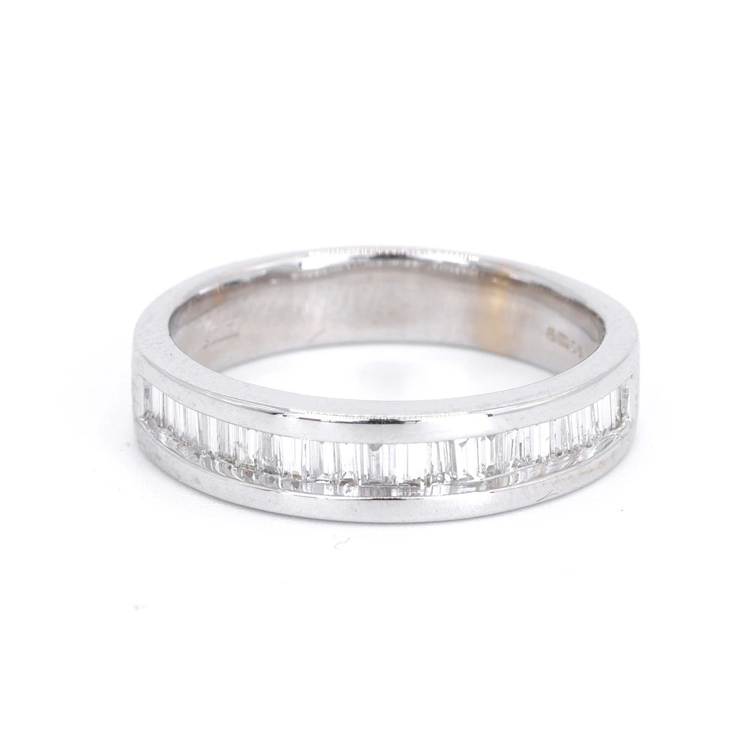 18CT WHITE GOLD DIAMOND SET RING.