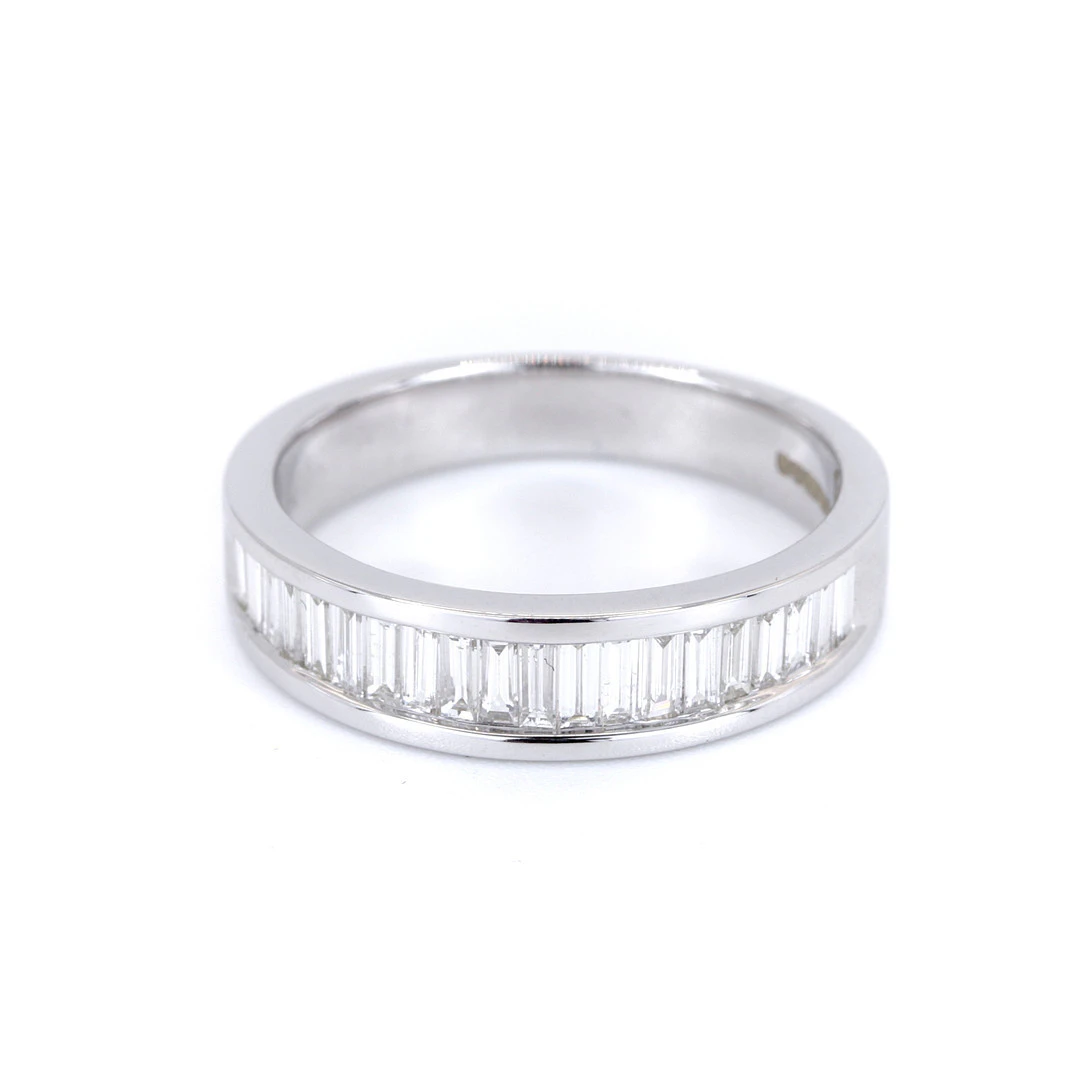 18CT GOLD DIAMOND RING.
