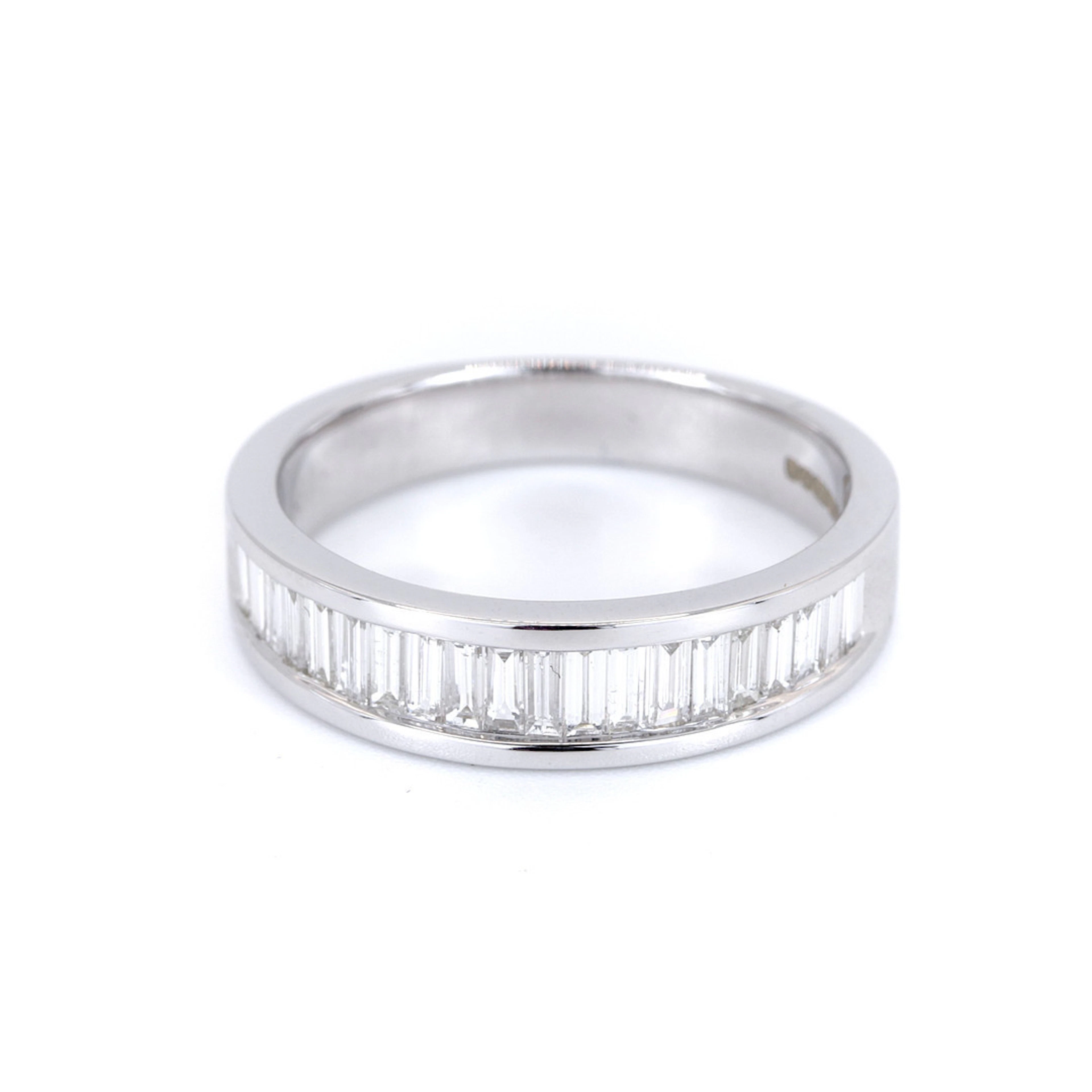 18CT GOLD DIAMOND RING.