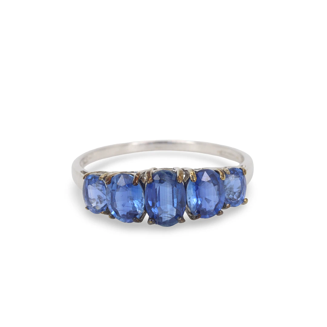 SAPPHIRE GRADUATED 9CT RING.