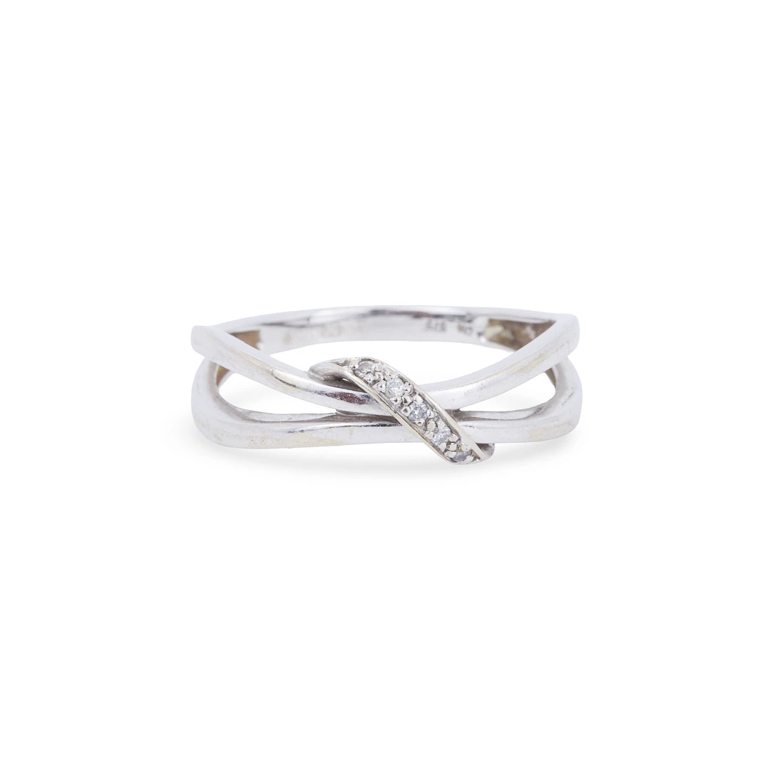 9CT WHITE GOLD DIAMOND RING.