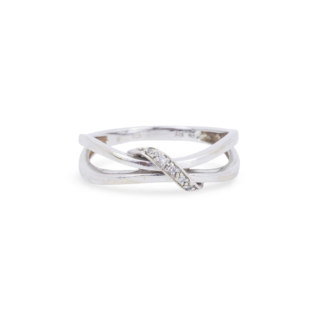 9CT WHITE GOLD DIAMOND RING.